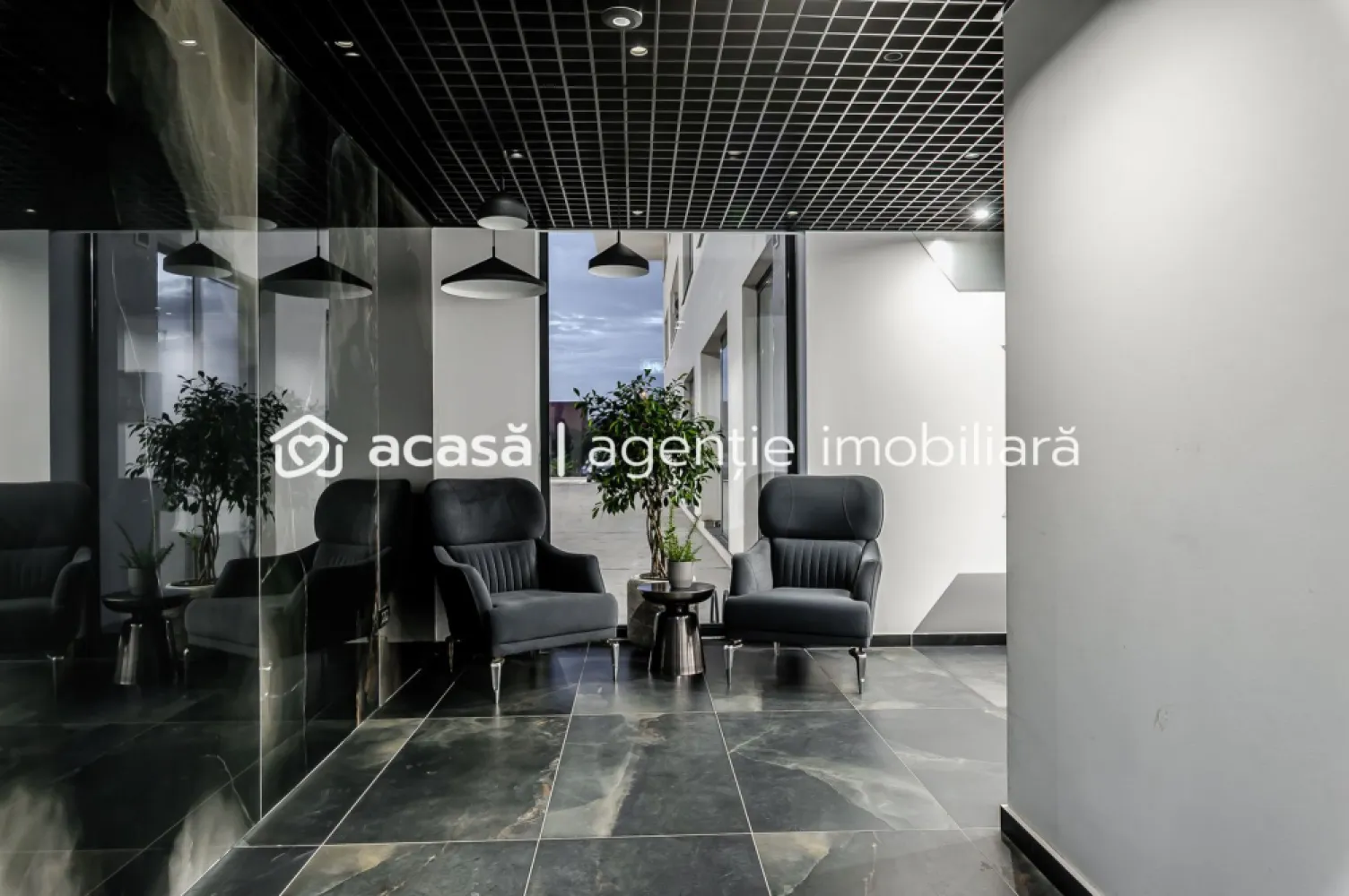 XCity Towers | 3 Camere și loc de parcare subteran inclus - Vă propunem spre achiziție o unitate locativă nouă, situată în complexul XCity Towers, un reper al modernismului urban din Timișoara. Apartamentul se află la etajul 2 și este definit prin spații ample, finisaje de calitate superioară și o compartimentare optimă.

Apartamentul se predă finisat integral (la cheie), însă nu include mobilierul. Această configurație vă oferă avantajul de a fi primul utilizator al spațiului și libertatea de a implementa un proiect de design interior personalizat, fără compromisul unor finisaje sau piese de mobilier preexistente.

Suprafață: 69 mp utili plus o logie de 5 mp.

Dotări: Finisaje moderne, gata pentru instalarea mobilierului și a electrocasnicelor.

Parcare: Loc de parcare subteran inclus în prețul afișat.

Achiziție: Direct de la dezvoltator, comision 0%.

Condiții financiare:

Persoană Juridică (plătitoare de TVA): 154.500 Euro.

Persoană Fizică (TVA inclus): 174.585 Euro.

O soluție imobiliară ideală pentru cei care prețuiesc calitatea unei construcții noi și doresc să își creeze propriul ambient într-o locație de prestigiu.

Ansamblul XCity Towers este conceput ca o comunitate modernă, cu spații verzi, parc interior, acces facil către centre comerciale, școli și principalele artere ale orașului, fiind o alegere potrivită atât pentru locuire proprie, cât și pentru investiție.

ATENȚIE! Poze cu titlu ilustrativ 

Pentru informații suplimentare sau programarea unei vizionări, vă invit să mă contactați.
Jasmina Uglesits - 0740814770