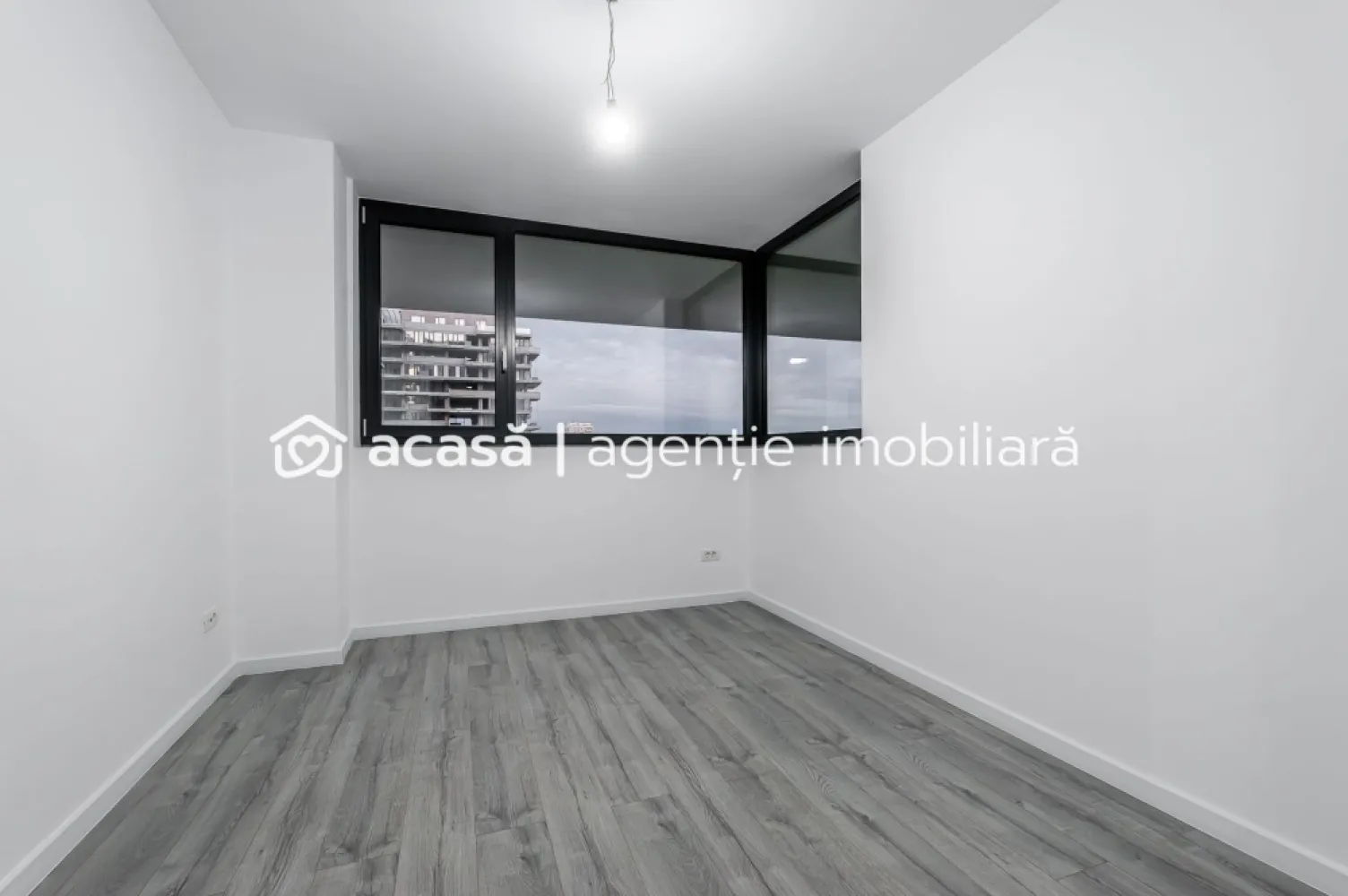 XCity Towers | 3 Camere și loc de parcare subteran inclus - Vă propunem spre achiziție o unitate locativă nouă, situată în complexul XCity Towers, un reper al modernismului urban din Timișoara. Apartamentul se află la etajul 2 și este definit prin spații ample, finisaje de calitate superioară și o compartimentare optimă.

Apartamentul se predă finisat integral (la cheie), însă nu include mobilierul. Această configurație vă oferă avantajul de a fi primul utilizator al spațiului și libertatea de a implementa un proiect de design interior personalizat, fără compromisul unor finisaje sau piese de mobilier preexistente.

Suprafață: 69 mp utili plus o logie de 5 mp.

Dotări: Finisaje moderne, gata pentru instalarea mobilierului și a electrocasnicelor.

Parcare: Loc de parcare subteran inclus în prețul afișat.

Achiziție: Direct de la dezvoltator, comision 0%.

Condiții financiare:

Persoană Juridică (plătitoare de TVA): 154.500 Euro.

Persoană Fizică (TVA inclus): 174.585 Euro.

O soluție imobiliară ideală pentru cei care prețuiesc calitatea unei construcții noi și doresc să își creeze propriul ambient într-o locație de prestigiu.

Ansamblul XCity Towers este conceput ca o comunitate modernă, cu spații verzi, parc interior, acces facil către centre comerciale, școli și principalele artere ale orașului, fiind o alegere potrivită atât pentru locuire proprie, cât și pentru investiție.

ATENȚIE! Poze cu titlu ilustrativ 

Pentru informații suplimentare sau programarea unei vizionări, vă invit să mă contactați.
Jasmina Uglesits - 0740814770
