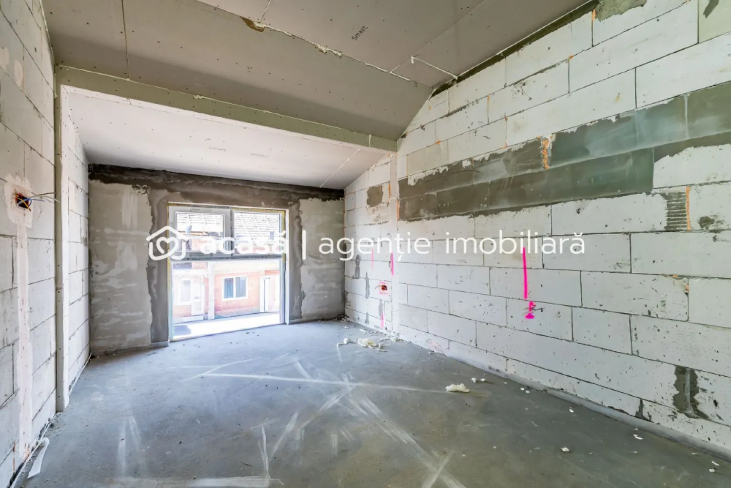 MICALACA | 3 Camere 78mp | Personalizează-ți Apartamentul! | Parcare - De ce să te mulțumești cu alegerile altora când poți decide chiar tu cum va arăta noua ta casă? Achiziționează acest apartament în stadiul actual și ai libertatea totală de a alege finisajele (gresie, faianță, parchet), transformându-l într-un spațiu care te reprezintă 100%! Vă propunem spre vânzare un apartament cu 3 camere, situat într-un imobil nou din cartierul Micalaca, construit la cele mai înalte standarde de calitate și eficiență. Proprietatea se află în etapa ideală pentru un viitor proprietar cu viziune: este în curs de finisare, ceea ce vă oferă oportunitatea rară de a alege culorile, texturile și materialele interioare. Specificații și beneficii: Suprafață: 71 mp utili bine compartimentați (confort și spațiu). Sistem de încălzire în pardoseală pentru eficiență termică și confort sporit. Loc de parcare privat inclus în prețul afișat. Posibilitatea de a alege finisajele dintr-o gamă variată de mostre premium. Etaj 3 (mansardă) Preț: 120.000 € – TVA inclus în preț (fără costuri ascunse). Comision 0% – Achiziție direct de la dezvoltator. Locația din Micalaca asigură acces rapid la supermarketuri, școli, parcuri și mijloace de transport în comun, fiind una dintre cele mai căutate zone rezidențiale din Arad. 📞 Sună acum pentru a vedea mostrele de finisaje și pentru a programa o vizionare: Sebastian Nica – 0722 252 639 Nu dispui de toată suma? Te ajutăm noi gratuit! Îți obținem oferte de la 16 bănci. Ai o proprietate de vânzare în Arad și vrei să știi cât valorează cu adevărat? Sună-mă pentru o evaluare gratuită, fără obligații. Birou: ACASĂ | Agenție imobiliară Arad Bulevardul Decebal 2, Arad 310133