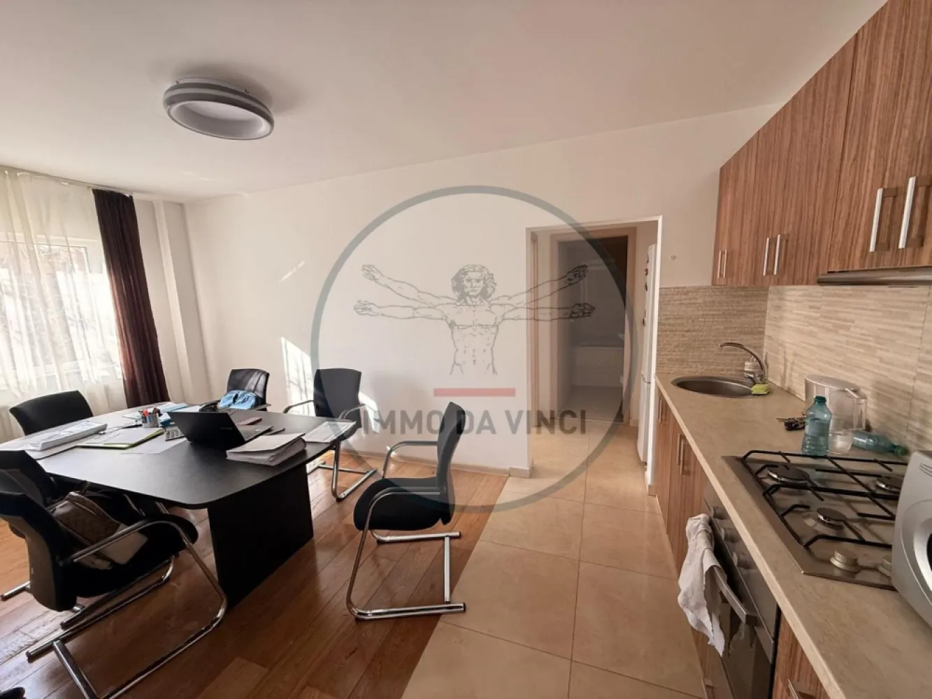 Apartament 4 camere finisat modern Zona Aurel Vlaicu - 🏢 Apartament 4 camere de vanzare 📏 Suprafață utilă: 78 mp 🏗️ Suprafață construită: 82 mp 🛏️ 3 dormitoare 🛁 2 băi 🍽️ 1 bucătărie 🗄️ 1 debara ✨ Finisat modern, mobilat și utilat 📍 Zona Aurel Vlaicu, Cluj-Napoca 🚗 Bloc retras de la trafic 🏠 Parter, bloc reabilitat termic 🔥 Centrală proprie ❄️ Aer condiționat 🔄 Posibilitate decomandare: 4 dormitoare separate 🔑 Posibilitate de închiriere în 2 apartamente distincte Primul: living + bucătărie + dormitor + baie (chirii estimate 400-500 EUR) Al doilea: living + bucătărie + 2 dormitoare + baie (chirii estimate 600-700 EUR) 💡 Oportunitate reală de investiție sau locuință pentru familie Pentru mai multe detalii cat si poze / video va rugam sa ne contactati telefonic. 📞 Contact: 0756 935 933