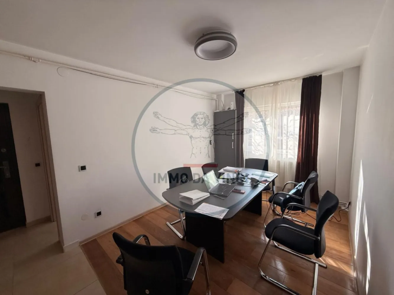 Apartament 4 camere finisat modern Zona Aurel Vlaicu - 🏢 Apartament 4 camere de vanzare 📏 Suprafață utilă: 78 mp 🏗️ Suprafață construită: 82 mp 🛏️ 3 dormitoare 🛁 2 băi 🍽️ 1 bucătărie 🗄️ 1 debara ✨ Finisat modern, mobilat și utilat 📍 Zona Aurel Vlaicu, Cluj-Napoca 🚗 Bloc retras de la trafic 🏠 Parter, bloc reabilitat termic 🔥 Centrală proprie ❄️ Aer condiționat 🔄 Posibilitate decomandare: 4 dormitoare separate 🔑 Posibilitate de închiriere în 2 apartamente distincte Primul: living + bucătărie + dormitor + baie (chirii estimate 400-500 EUR) Al doilea: living + bucătărie + 2 dormitoare + baie (chirii estimate 600-700 EUR) 💡 Oportunitate reală de investiție sau locuință pentru familie Pentru mai multe detalii cat si poze / video va rugam sa ne contactati telefonic. 📞 Contact: 0756 935 933