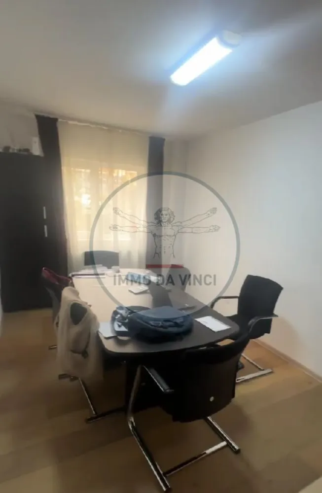 Apartament 4 camere finisat modern Zona Aurel Vlaicu - 🏢 Apartament 4 camere de vanzare 📏 Suprafață utilă: 78 mp 🏗️ Suprafață construită: 82 mp 🛏️ 3 dormitoare 🛁 2 băi 🍽️ 1 bucătărie 🗄️ 1 debara ✨ Finisat modern, mobilat și utilat 📍 Zona Aurel Vlaicu, Cluj-Napoca 🚗 Bloc retras de la trafic 🏠 Parter, bloc reabilitat termic 🔥 Centrală proprie ❄️ Aer condiționat 🔄 Posibilitate decomandare: 4 dormitoare separate 🔑 Posibilitate de închiriere în 2 apartamente distincte Primul: living + bucătărie + dormitor + baie (chirii estimate 400-500 EUR) Al doilea: living + bucătărie + 2 dormitoare + baie (chirii estimate 600-700 EUR) 💡 Oportunitate reală de investiție sau locuință pentru familie Pentru mai multe detalii cat si poze / video va rugam sa ne contactati telefonic. 📞 Contact: 0756 935 933