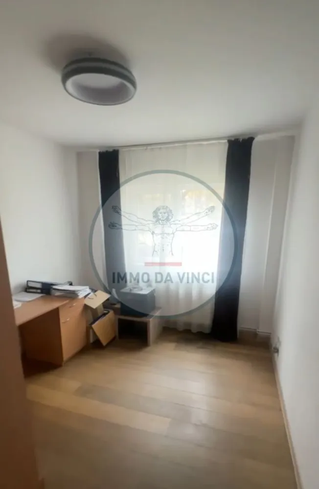 Apartament 4 camere finisat modern Zona Aurel Vlaicu - 🏢 Apartament 4 camere de vanzare 📏 Suprafață utilă: 78 mp 🏗️ Suprafață construită: 82 mp 🛏️ 3 dormitoare 🛁 2 băi 🍽️ 1 bucătărie 🗄️ 1 debara ✨ Finisat modern, mobilat și utilat 📍 Zona Aurel Vlaicu, Cluj-Napoca 🚗 Bloc retras de la trafic 🏠 Parter, bloc reabilitat termic 🔥 Centrală proprie ❄️ Aer condiționat 🔄 Posibilitate decomandare: 4 dormitoare separate 🔑 Posibilitate de închiriere în 2 apartamente distincte Primul: living + bucătărie + dormitor + baie (chirii estimate 400-500 EUR) Al doilea: living + bucătărie + 2 dormitoare + baie (chirii estimate 600-700 EUR) 💡 Oportunitate reală de investiție sau locuință pentru familie Pentru mai multe detalii cat si poze / video va rugam sa ne contactati telefonic. 📞 Contact: 0756 935 933