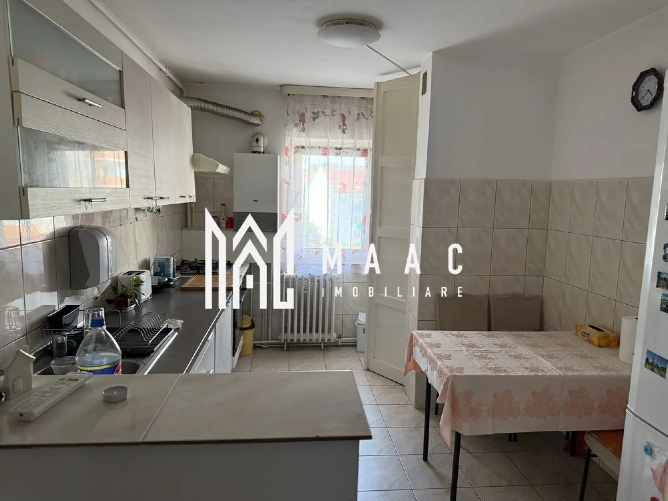 Apartament 4 camere-Renovat in totalitate | 75 mp | Cartier Ștrand - MAAC Imobiliare vă propune spre vânzare un apartament spațios și bine compartimentat, situat în cartierul Ștrand, una dintre cele mai apreciate zone din Sibiu – liniștită, dar cu acces rapid la școli, magazine, transport și puncte de interes. Detalii apartament: Suprafață utilă: 75 mp Compartimentare: decomandat 4 camere decomandate 2 băi Cămară Hol generos Bucătărie spațioasă Dotări și electrocasnice: Mașină de spălat vase Mașină de spălat rufe Uscător de rufe Facilități suplimentare: Pivniță proprie Uscătorie Cameră pentru biciclete la parter Bloc izolat termic Apartamentul este ideal pentru o familie sau ca investiție sigură, datorită zonei liniștite și accesului rapid la toate facilitățile urbane. In acest moment apartamentul se afla in renovare totala: zugrăvit, instalația de curent schimbata, termopane noi, bucătărie mobilata utilata noua-făcută la comanda, băile modernizate lux- totul nou, parchetul nou, centrala noua , calorifere noi, uși noi la comanda de la Porta. Pozele nu reflecta realitatea actuala, sunt făcute inainte de renovare. Va fi disponibil din a doua jumătate a lunii Februarie. 📞Contactează-ne pentru mai multe detalii sau pentru a programa o vizionare, menționați CP2680930! }}