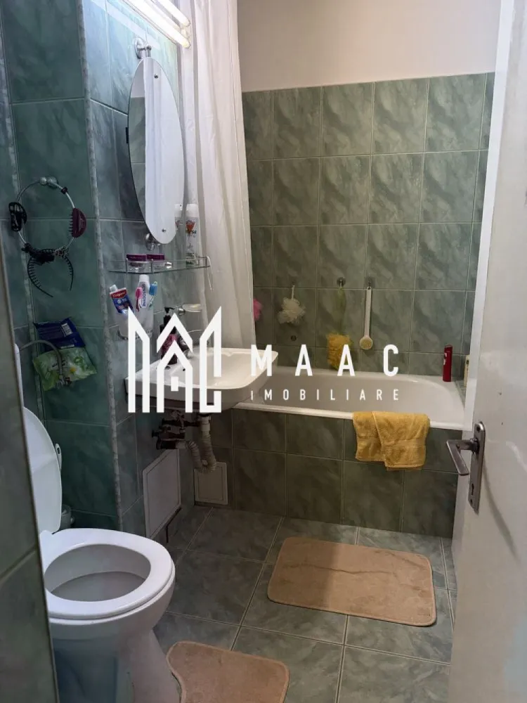 Apartament 4 camere-Renovat in totalitate | 75 mp | Cartier Ștrand - MAAC Imobiliare vă propune spre vânzare un apartament spațios și bine compartimentat, situat în cartierul Ștrand, una dintre cele mai apreciate zone din Sibiu – liniștită, dar cu acces rapid la școli, magazine, transport și puncte de interes. Detalii apartament: Suprafață utilă: 75 mp Compartimentare: decomandat 4 camere decomandate 2 băi Cămară Hol generos Bucătărie spațioasă Dotări și electrocasnice: Mașină de spălat vase Mașină de spălat rufe Uscător de rufe Facilități suplimentare: Pivniță proprie Uscătorie Cameră pentru biciclete la parter Bloc izolat termic Apartamentul este ideal pentru o familie sau ca investiție sigură, datorită zonei liniștite și accesului rapid la toate facilitățile urbane. In acest moment apartamentul se afla in renovare totala: zugrăvit, instalația de curent schimbata, termopane noi, bucătărie mobilata utilata noua-făcută la comanda, băile modernizate lux- totul nou, parchetul nou, centrala noua , calorifere noi, uși noi la comanda de la Porta. Pozele nu reflecta realitatea actuala, sunt făcute inainte de renovare. Va fi disponibil din a doua jumătate a lunii Februarie. 📞Contactează-ne pentru mai multe detalii sau pentru a programa o vizionare, menționați CP2680930! }}