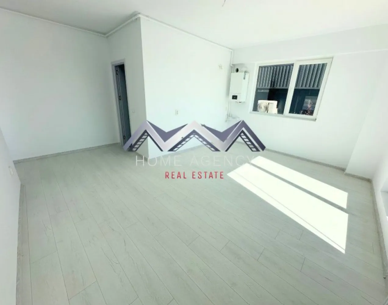 Apartamente moderne în Otopeni – perfecte pentru locuit sau investiție! - Descoperă două locuințe care îți oferă libertatea de a decide ce ți se potrivește mai bine – confort personal sau investiție imediată. Ambele apartamente se află într-un bloc nou, P+3R, parte dintr-un ansamblu rezidențial modern, aerisit și sigur, cu acces controlat și zone verzi amenajate. Varianta 1 – parter/3, nemobilat, 41.90 mp utili + balcon 4.70 mp - Perfect pentru cei care vor să-și creeze propriul stil. - Orientare Sud-Est, cu un geam în plus față de etaj – lumină naturală din belșug și un ambient mai aerisit. - Apartament nemobilat, ideal dacă vrei să-l amenajezi după gustul tău. - Un spațiu excelent pentru locuit sau pentru o investiție unde tu decizi amenajarea. - Preț avantajos. - Ideal pentru cei care își doresc personalizare totală, investitori care vor să optimizeze bugetul sau cei care preferă acces facil, fără urcat de scări. Varianta 2 – etaj 2/3, complet mobilat & utilat, 46.1 mp utili + balcon 4.80 mp (preț diferit) - Soluția „la cheie”: te muți imediat sau îl închiriezi din prima zi. - Orientare Sud, lumină toată ziua. - Balcon închis pe laterale – perfect ca spațiu suplimentar de lucru sau relaxare. - Apartament complet mobilat și utilat, cu design modern și finisaje atent alese. - Totul este pregătit pentru tine: doar îți aduci bagajele. - Ideal și pentru investiție: se poate închiria imediat, fără costuri suplimentare. - Ideal pentru: cei care vor confort instant, investitori care doresc randament rapid sau persoane cu un stil de viață activ, fără timp pentru amenajări interioare. Avantaje comune pentru ambele variante: - Loc de parcare inclus în preț. - TVA inclus în preț. - Comision 0% – achiziție direct de la dezvoltator - Ansamblu modern, liniștit, cu acces controlat - Localizare excelentă: magazine, restaurante, stație de transport în comun, acces rapid către DN1, centură, Aeroport, Pipera - Consultanță gratuită și brokeraj financiar fără costuri suplimentare Tu alegi ce ți se potrivește: flexibilitate și preț mai mic la parter sau confort și randament imediat la etaj Indiferent de varianta aleasă, obții o locuință modernă, luminoasă și bine poziționată – perfectă pentru "acasă" sau ca investiție sigură. 📞 Sună acum și programează o vizionare cu echipa de vânzări!
