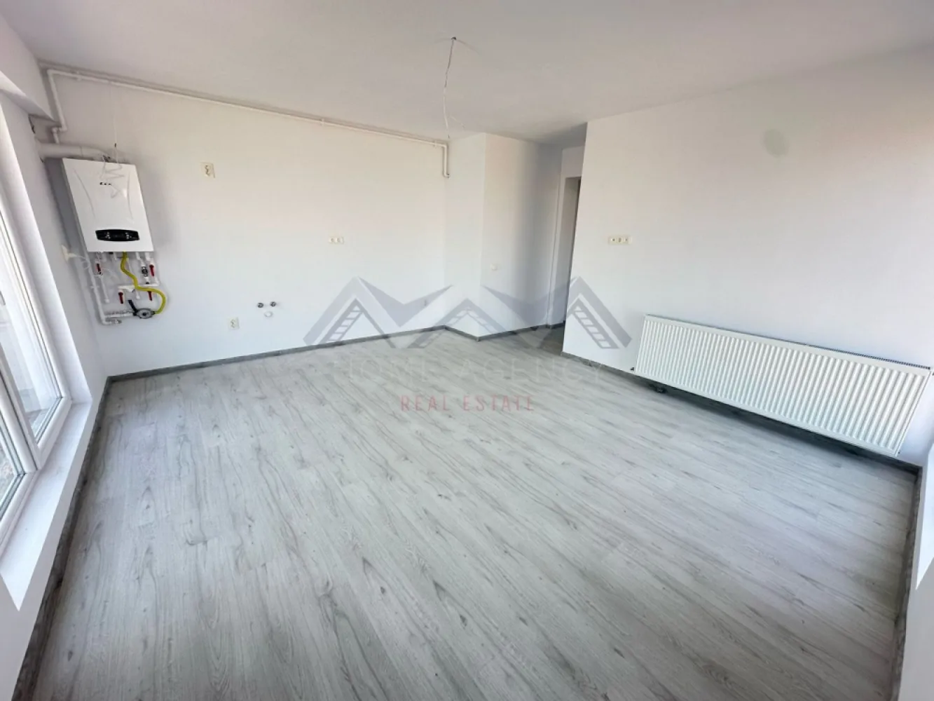 Apartament 3 camere Otopeni - TVA și parcare incluse - Îți propun, spre vânzare, un apartament cu 3 camere în Otopeni, într-un bloc nou – prețul include TVA și un loc de parcare, deci fără costuri ascunse (comision zero, achiziția se face direct de la dezvoltator). Locuința beneficiază de o compartimentare foarte practică. Zona de zi este un spațiu aerisit și luminos, cu acces spre balcon, deservit de o baie spațioasă. Dormitoarele sunt separate, cu acces din zona de zi, pentru un plus de confort. Dormitorul matrimonial beneficiază de baie proprie și acces spre balcon, iar al doilea dormitor, în suprafața de 15 mp utili, este foarte spațios și potrivit pentru copii, oaspeți sau ca birou / dressing. Apartamentul beneficiază de: • Finisaje moderne (se predă "la gata", cu finisaje și sanitare montate) • Centrală proprie • Bloc nou D+P+3, racordat la toate utilitățile publice • Străzi asfaltate, iluminat public, stație de transport în comun în fața complexului • Orientare spre Sud– lumină toată ziua • Disponibil la etajele 2 și 3 Este o locuință potrivită atât pentru familie, cât și ca investiție, într-o zonă în plină dezvoltare și liniștită, cu acces facil către toate zonele de interes. Spațiul este optimizat inteligent, astfel încât fiecare încăpere să fie funcțională și primitoare. Dacă vrei un apartament bine compartimentat, luminos și modern, sună-mă! *Imaginile prezentate au caracter orientativ.
