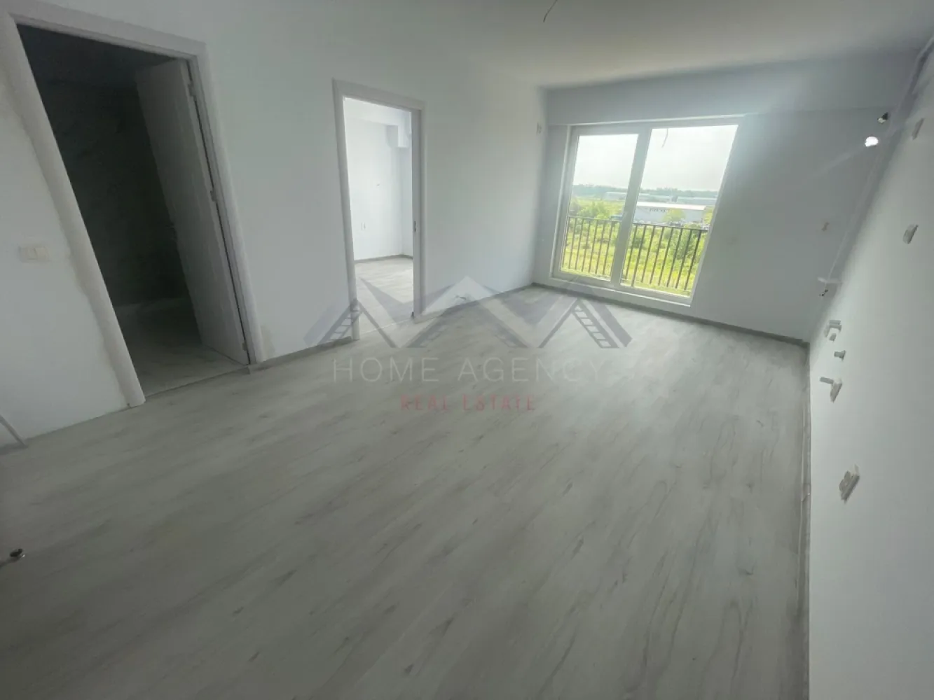 Apartament 3 camere Otopeni - TVA și parcare incluse - Îți propun, spre vânzare, un apartament cu 3 camere în Otopeni, într-un bloc nou – prețul include TVA și un loc de parcare, deci fără costuri ascunse (comision zero, achiziția se face direct de la dezvoltator). Locuința beneficiază de o compartimentare foarte practică. Zona de zi este un spațiu aerisit și luminos, cu acces spre balcon, deservit de o baie spațioasă. Dormitoarele sunt separate, cu acces din zona de zi, pentru un plus de confort. Dormitorul matrimonial beneficiază de baie proprie și acces spre balcon, iar al doilea dormitor, în suprafața de 15 mp utili, este foarte spațios și potrivit pentru copii, oaspeți sau ca birou / dressing. Apartamentul beneficiază de: • Finisaje moderne (se predă "la gata", cu finisaje și sanitare montate) • Centrală proprie • Bloc nou D+P+3, racordat la toate utilitățile publice • Străzi asfaltate, iluminat public, stație de transport în comun în fața complexului • Orientare spre Sud– lumină toată ziua • Disponibil la etajele 2 și 3 Este o locuință potrivită atât pentru familie, cât și ca investiție, într-o zonă în plină dezvoltare și liniștită, cu acces facil către toate zonele de interes. Spațiul este optimizat inteligent, astfel încât fiecare încăpere să fie funcțională și primitoare. Dacă vrei un apartament bine compartimentat, luminos și modern, sună-mă! *Imaginile prezentate au caracter orientativ.