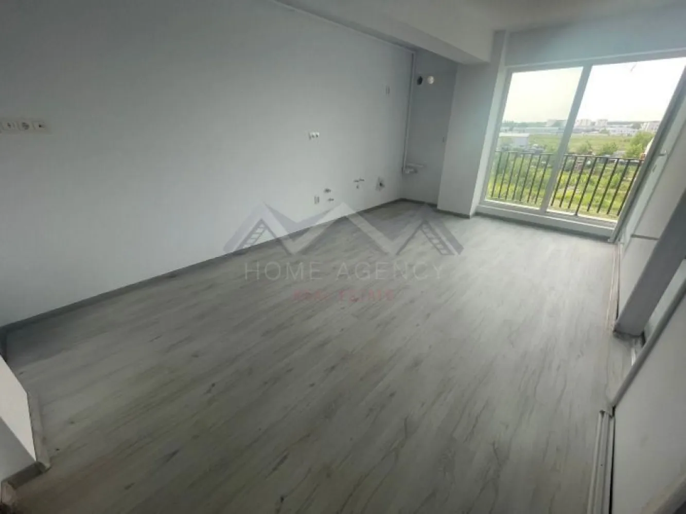 Apartament 3 camere Otopeni - TVA și parcare incluse - Îți propun, spre vânzare, un apartament cu 3 camere în Otopeni, într-un bloc nou – prețul include TVA și un loc de parcare, deci fără costuri ascunse (comision zero, achiziția se face direct de la dezvoltator). Locuința beneficiază de o compartimentare foarte practică. Zona de zi este un spațiu aerisit și luminos, cu acces spre balcon, deservit de o baie spațioasă. Dormitoarele sunt separate, cu acces din zona de zi, pentru un plus de confort. Dormitorul matrimonial beneficiază de baie proprie și acces spre balcon, iar al doilea dormitor, în suprafața de 15 mp utili, este foarte spațios și potrivit pentru copii, oaspeți sau ca birou / dressing. Apartamentul beneficiază de: • Finisaje moderne (se predă "la gata", cu finisaje și sanitare montate) • Centrală proprie • Bloc nou D+P+3, racordat la toate utilitățile publice • Străzi asfaltate, iluminat public, stație de transport în comun în fața complexului • Orientare spre Sud– lumină toată ziua • Disponibil la etajele 2 și 3 Este o locuință potrivită atât pentru familie, cât și ca investiție, într-o zonă în plină dezvoltare și liniștită, cu acces facil către toate zonele de interes. Spațiul este optimizat inteligent, astfel încât fiecare încăpere să fie funcțională și primitoare. Dacă vrei un apartament bine compartimentat, luminos și modern, sună-mă! *Imaginile prezentate au caracter orientativ.