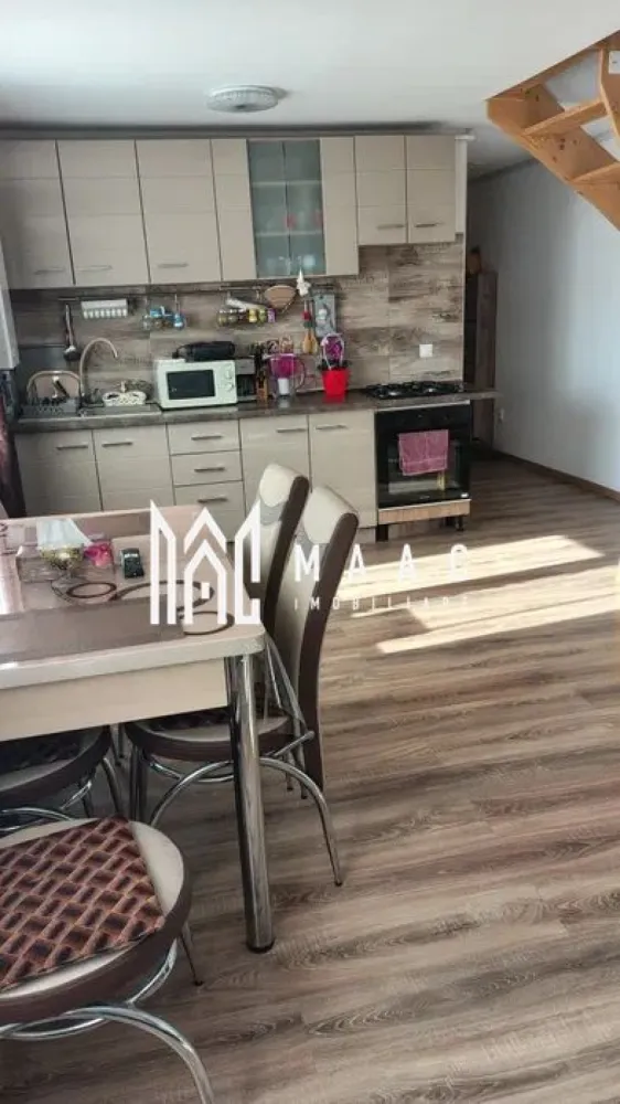 Apartament 3 camere | 78 MP | Mobilat | Vasile Aaron - MAAC Imobiliare va prezinta un apartament 3 camere in Zona Vasile Aaron, Sibiu. Caracteristici: Suprafață utilă: 78 mp, intabulată integral Mansarda construită în anul 2015 Apartament pe două niveluri Compartimentare: La primul nivel: living cu bucătărie open space și baie La etaj: 2 dormitoare decomandate și hol cu geam pentru lumină naturală. Facilități și dotări: Centrală termică proprie cu calorifere Se vinde complet mobilat și utilat, conform fotografiilor Localizare: Situat în zona Vasile Aaron, la doar 2 minute de Piața Vasile Aaron În apropiere se află școli, grădinițe, magazine și mijloace de transport. Pentru mai multe detalii precizati telefonic ca ati vazut anuntul cu ID: CP2680449 }}