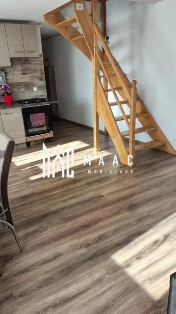 Apartament 3 camere | 78 MP | Mobilat | Vasile Aaron - MAAC Imobiliare va prezinta un apartament 3 camere in Zona Vasile Aaron, Sibiu. Caracteristici: Suprafață utilă: 78 mp, intabulată integral Mansarda construită în anul 2015 Apartament pe două niveluri Compartimentare: La primul nivel: living cu bucătărie open space și baie La etaj: 2 dormitoare decomandate și hol cu geam pentru lumină naturală. Facilități și dotări: Centrală termică proprie cu calorifere Se vinde complet mobilat și utilat, conform fotografiilor Localizare: Situat în zona Vasile Aaron, la doar 2 minute de Piața Vasile Aaron În apropiere se află școli, grădinițe, magazine și mijloace de transport. Pentru mai multe detalii precizati telefonic ca ati vazut anuntul cu ID: CP2680449 }}