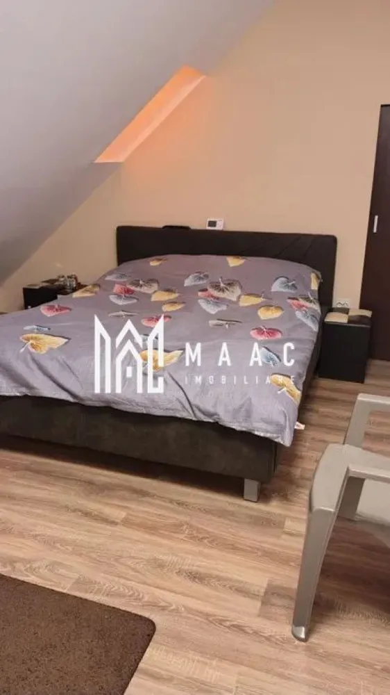 Apartament 3 camere | 78 MP | Mobilat | Vasile Aaron - MAAC Imobiliare va prezinta un apartament 3 camere in Zona Vasile Aaron, Sibiu. Caracteristici: Suprafață utilă: 78 mp, intabulată integral Mansarda construită în anul 2015 Apartament pe două niveluri Compartimentare: La primul nivel: living cu bucătărie open space și baie La etaj: 2 dormitoare decomandate și hol cu geam pentru lumină naturală. Facilități și dotări: Centrală termică proprie cu calorifere Se vinde complet mobilat și utilat, conform fotografiilor Localizare: Situat în zona Vasile Aaron, la doar 2 minute de Piața Vasile Aaron În apropiere se află școli, grădinițe, magazine și mijloace de transport. Pentru mai multe detalii precizati telefonic ca ati vazut anuntul cu ID: CP2680449 }}