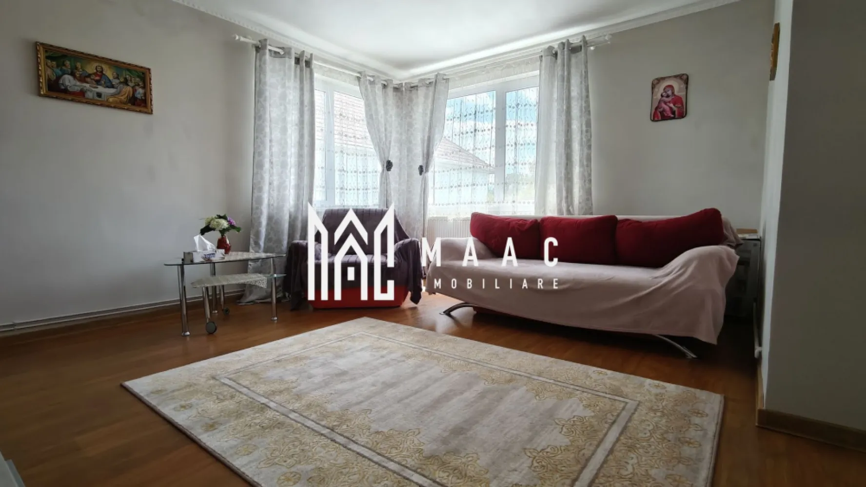 Vilă 7 camere I S+P+E I Teren 950mp I Terasă I Sub Arini - În inima Sibiului, ascunsă pe o stradă liniștită și însorită, se află o proprietate care îmbină eleganța clasică și confortul modern într-o armonie rar întâlnită. Aici, fiecare detaliu spune o poveste – de la scara flotantă din lemn masiv, la terasa generoasă unde diminețile încep cu miros de cafea și verdeață proaspătă. Mai presus de atât, o distanță de 45 m vă desparte de Parcul Sub Arini. 950 mp de teren cu spațiu verde generos. 172 mp utili parter + etaj + 47 mp subsol amenajat. Construcție solidă 1980, planșee din beton armat. Curent trifazic 380V, instalație electrică pe cupru. Orientare sud-estică – lumină naturală toată ziua. Vila se va achiziționa parțial mobilată. Compartimentare: Subsol: garaj transformat în loc de relaxare, utilat, cu grup sanitar, debara, cămară. Intrarea principală în holul parterului asigură acces către: living în două camere, birou, bucătărie cu ieșire pe terasa semi-închisă (52 mp) complet utilată, baie cu cadă. Etaj: 3 dormitoare (unul cu dressing), cameră de zi, baie cu duș, balcon cu vedere, acces către pod. Terasă acoperită, construcții auxiliare în limita îndepărtată a terenului, balansoar. Parcare acoperită, parcare deschisă cu acces separat și opțiunea garajului. Curte amenajată cu dale și zone verzi perfecte pentru joacă, grădinărit sau relaxare. 📞 Contactează-ne pentru detalii sau programarea unei vizionări și descoperă cum această proprietate poate deveni următorul tău cămin de familie sau o investiție solidă în inima Sibiului, specificând ID CP2678833. }}