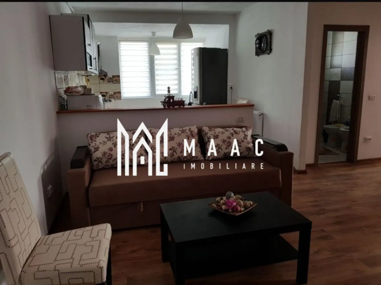 Apartament 3 camere | Etaj 3 | Balcon | 62 MP | Arhitectilor - MAAC Imobiliare va prezinta un apartament 3 camere in Zona Arhitecților, Sibiu. Caracteristici: Suprafață utilă: 62 mp Etaj: 3 Compartimentare: Bucătărie deschisă, living, hol de acces, 2 dormitoare, baie cu cabină de duș și geam de aerisire, balcon deschis de 12 mp. Facilități și dotări: Centrală termică proprie cu calorifere Mobilat și utilat complet Balcon generos de 12 mp. Localizare: Acces rapid către oraș și facilități importante: școli, grădinițe, magazine, mijloace de transport. Pentru mai multe detalii precizati telefonic ca ati vazut anuntul cu ID: CP2677320 }}