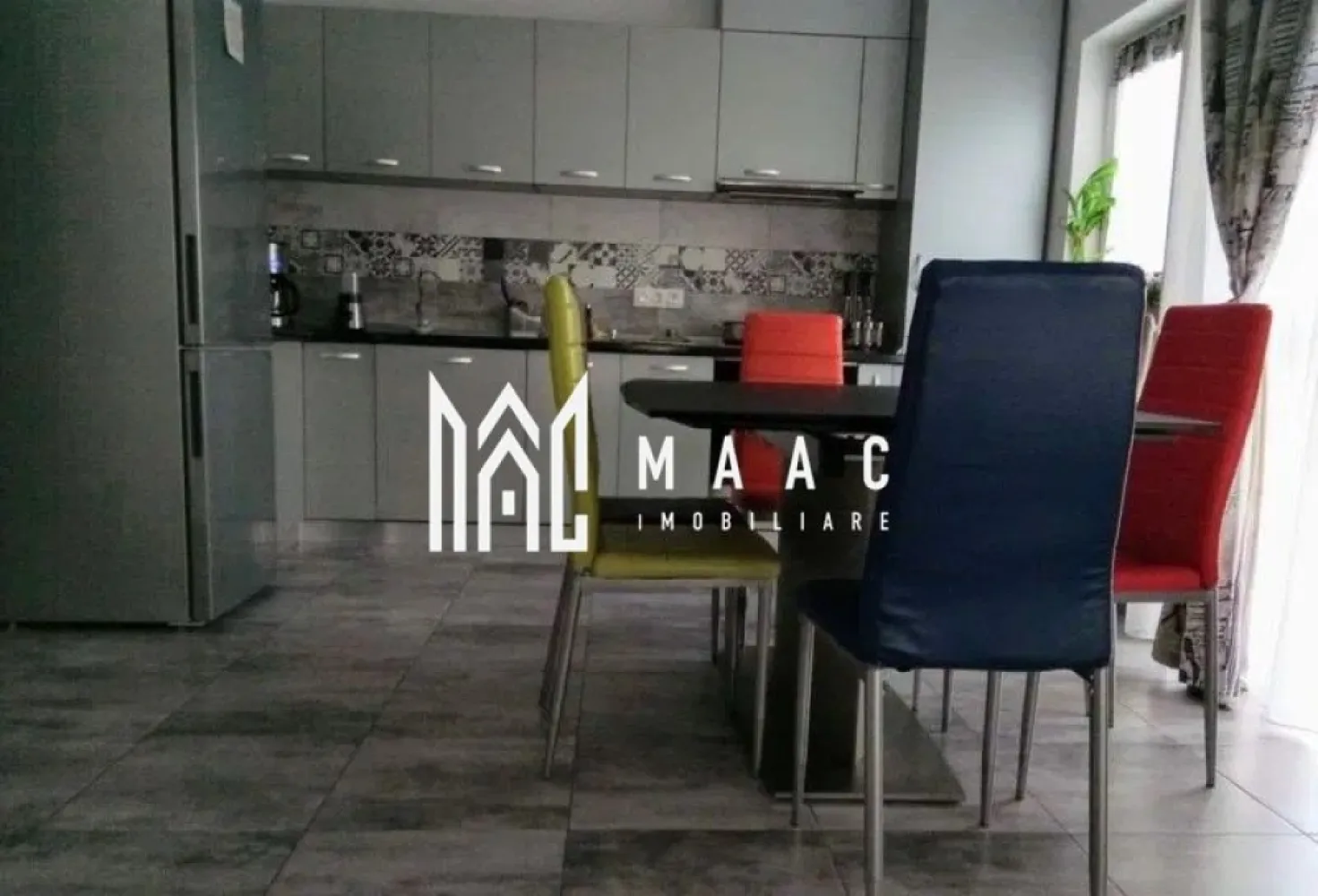 Apartament 4 camere | Etaj 1 | Balcon | 100MP | Arhitectilor - MAAC Imobiliare va prezinta un apartament 4 camere situat la etajul 1 in zona Arhitecților, Sibiu. Caracteristici: Etaj: 1 într-o vilă cu regim de înălțime P+1 În imobil sunt doar două apartamente Compartimentare: La parter: living open space cu bucătărie, un dormitor, terasa și spațiu de depozitare La etaj: 2 dormitoare, 2 băi, terasa și loc de parcare. Facilități și dotări: Centrală termică proprie cu calorifere Mobilat și utilat complet Loc de parcare inclus Localizare: Acces facil către școli, grădinițe, magazine și mijloace de transport. Pentru mai multe detalii precizati telefonic ca ati vazut anuntul cu ID: CP2677285 }}