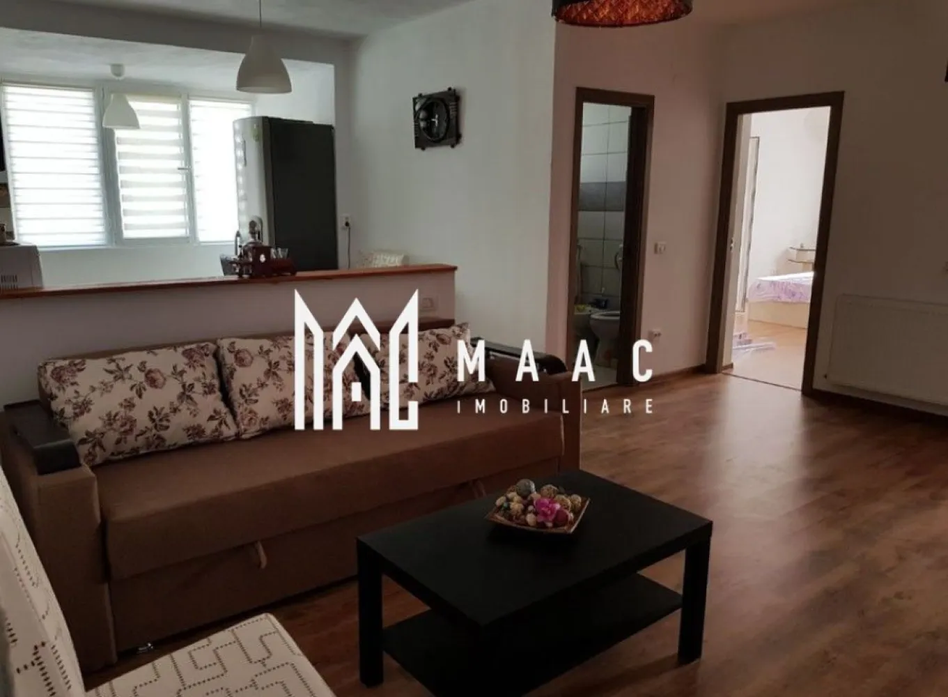 Apartament 3 camere | Etaj 3 | Balcon | 62 MP | Arhitectilor - MAAC Imobiliare va prezinta un apartament 3 camere in Zona Arhitecților, Sibiu. Caracteristici: Suprafață utilă: 62 mp Etaj: 3 Compartimentare: Bucătărie deschisă, living, hol de acces, 2 dormitoare, baie cu cabină de duș și geam de aerisire, balcon deschis de 12 mp. Facilități și dotări: Centrală termică proprie cu calorifere Mobilat și utilat complet Balcon generos de 12 mp. Localizare: Acces rapid către oraș și facilități importante: școli, grădinițe, magazine, mijloace de transport. Pentru mai multe detalii precizati telefonic ca ati vazut anuntul cu ID: CP2677320 }}