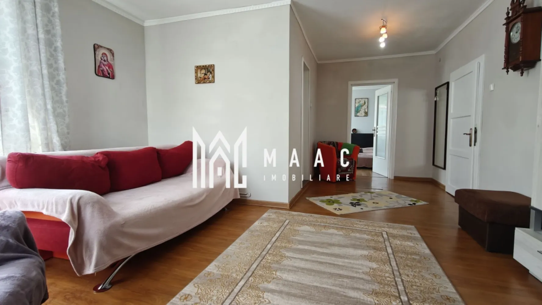 Vilă 7 camere I S+P+E I Teren 950mp I Terasă I Sub Arini - În inima Sibiului, ascunsă pe o stradă liniștită și însorită, se află o proprietate care îmbină eleganța clasică și confortul modern într-o armonie rar întâlnită. Aici, fiecare detaliu spune o poveste – de la scara flotantă din lemn masiv, la terasa generoasă unde diminețile încep cu miros de cafea și verdeață proaspătă. Mai presus de atât, o distanță de 45 m vă desparte de Parcul Sub Arini. 950 mp de teren cu spațiu verde generos. 172 mp utili parter + etaj + 47 mp subsol amenajat. Construcție solidă 1980, planșee din beton armat. Curent trifazic 380V, instalație electrică pe cupru. Orientare sud-estică – lumină naturală toată ziua. Vila se va achiziționa parțial mobilată. Compartimentare: Subsol: garaj transformat în loc de relaxare, utilat, cu grup sanitar, debara, cămară. Intrarea principală în holul parterului asigură acces către: living în două camere, birou, bucătărie cu ieșire pe terasa semi-închisă (52 mp) complet utilată, baie cu cadă. Etaj: 3 dormitoare (unul cu dressing), cameră de zi, baie cu duș, balcon cu vedere, acces către pod. Terasă acoperită, construcții auxiliare în limita îndepărtată a terenului, balansoar. Parcare acoperită, parcare deschisă cu acces separat și opțiunea garajului. Curte amenajată cu dale și zone verzi perfecte pentru joacă, grădinărit sau relaxare. 📞 Contactează-ne pentru detalii sau programarea unei vizionări și descoperă cum această proprietate poate deveni următorul tău cămin de familie sau o investiție solidă în inima Sibiului, specificând ID CP2678833. }}