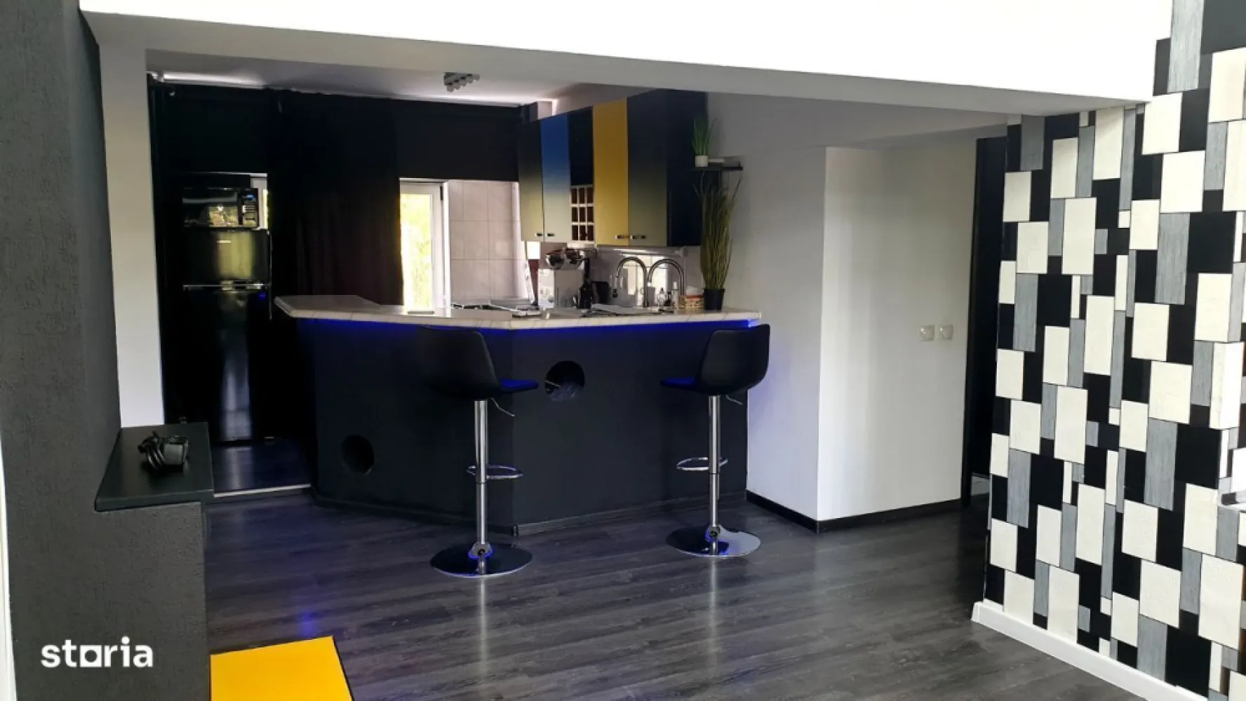 Apartament open space Unirii Goga • Home-Office • - : Unirii, O. Goga, Camera de Comert, Biblioteca Nationala - direct proprietar, 0% comision! , cu bucatarie deschisa complet utilata. Barul - cu blat de marmura Carrara alba - confera un aer relaxat, da senzatia de puritate si curatenie, luminand si marind spatiul - solutia chic pentru bucataria, diningul si livingul modern al unui interior inedit. • Poate fi folosit ca locuinta (de serviciu) sau home-office, birou, cabinet, studiou. Imobil mixt (locuinte + birouri). • Apartamentul poate fi personalizat/modificat si mobilat după scopurile, interesele și gusturile chiriașului. • Vedere mixta, foarte luminos. • Ca nivel de finisaje dispune de: gresie, faianta, parchet, ferestre termopan, usa metalica la intrare. • Dotari: Aer conditionat LG, masina de spalat rufe Whirlpool, aragaz mixt 4 arzatoare, hota, cuptor cu microunde Samsung, frigider, cafetiera, vesela completa, canapea 3 locuri JYSK, masa dining + 6 scaune catifea JYSK, biblioteca IKEA, draperii, pat dublu, noptiere, veioze, scaune bar, uscator par Rowenta, aspirator Samsung, etc • Oglinzile aplicate in mod generos – un exercitiu vizual de imaginatie – sporesc senzatia de spatiu si aduc dinamism functional ca expansiune vizuala a spatiului. • Acces dublu stradal. Imobil (bloc) cu paza, supraveghere video 24/7. • Strazile si spatiile verzi bine amenajate cu mici parculete in apropierea imobilului. Zona linistita, etaj 1 din 8, bloc finalizat in 2001.  • Acces facil la toate mijloacele de transport, magazine, piete, baruri, pub-uri, restaurante. Parcare disponibila in proximitate. bd. Octavian Goga nr. 4, bloc M26, scara 2, sector 3, 030982 – Bucureşti zona: Unirii, bd. Octavian Goga, Camera de Comert (CCIR), Biblioteca Nationala (BN), Teatrul National de Opereta, Tribunalul Bucuresti   s://maps.app.goo.gl/5suNRY2sdu9BvNdM6 s://maps.app.goo.gl/G8CkGyxGiUDrjer76   650 euro / luna + garantie  |  inchiriere direct propietar (fara comisioane)   apartamentul oglinzilor: viata e ca o oglinda... iti surade daca o privesti zambind!