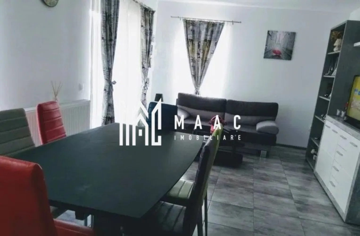 Apartament 4 camere | Etaj 1 | Balcon | 100MP | Arhitectilor - MAAC Imobiliare va prezinta un apartament 4 camere situat la etajul 1 in zona Arhitecților, Sibiu. Caracteristici: Etaj: 1 într-o vilă cu regim de înălțime P+1 În imobil sunt doar două apartamente Compartimentare: La parter: living open space cu bucătărie, un dormitor, terasa și spațiu de depozitare La etaj: 2 dormitoare, 2 băi, terasa și loc de parcare. Facilități și dotări: Centrală termică proprie cu calorifere Mobilat și utilat complet Loc de parcare inclus Localizare: Acces facil către școli, grădinițe, magazine și mijloace de transport. Pentru mai multe detalii precizati telefonic ca ati vazut anuntul cu ID: CP2677285 }}