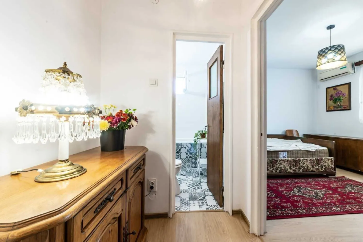 Inchiriez ap 2 camere, semi-decom, renovat, sector 6, 400 Euro/luna