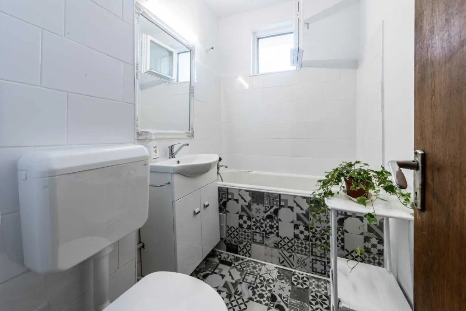 Inchiriez ap 2 camere, semi-decom, renovat, sector 6, 400 Euro/luna