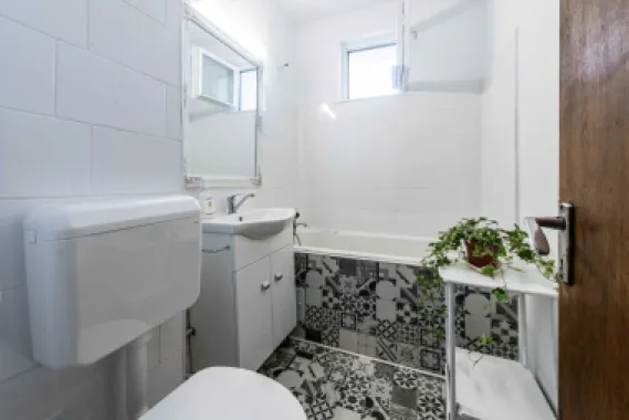 Inchiriez ap 2 camere, semi-decom, renovat, sector 6, 400 Euro/luna