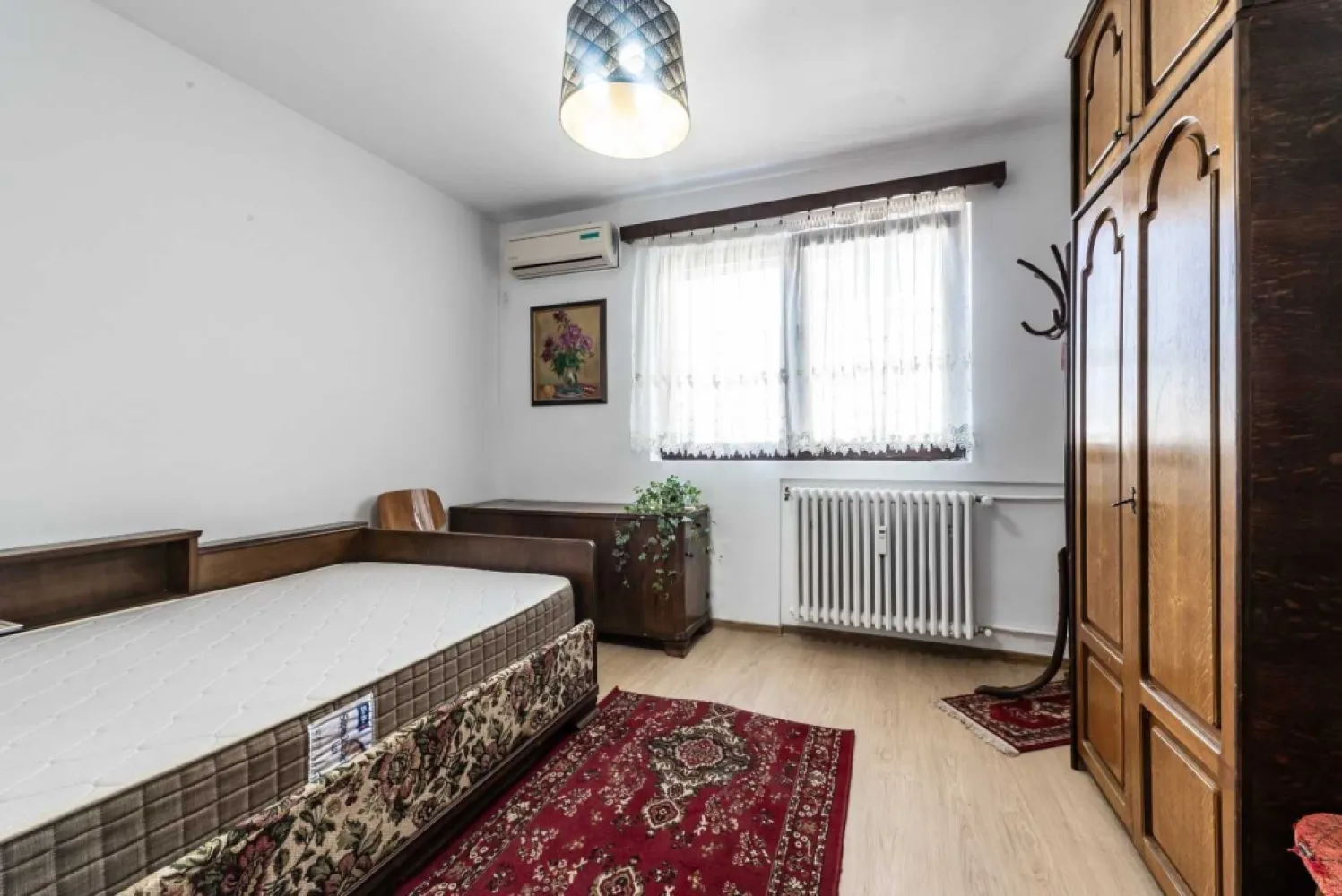 Inchiriez ap 2 camere, semi-decom, renovat, sector 6, 400 Euro/luna