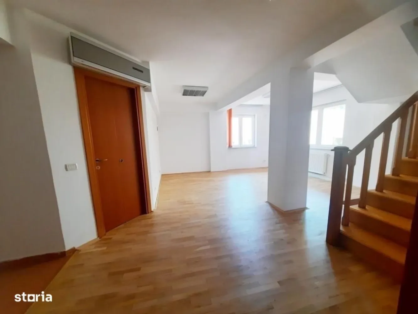 Duplex P+1 in bloc 2013 in Precupetii Vechi nr 65, 4 camere, curte - Pentru cei care cauta un duplex elegant si spatios, cu camere luminoase, intr-un imobil nou, cu conexiuni rapide (metrou, tramvaie, autobuze, etc) pe o strada cu circulatie auto redusa, acest apartament este alegerea ideala! Detalii: SUPRAFATA :  , 4 camere luminoase, bucatarie, 2 bai, grup sanitar, scara interioara, hol, curte proprie (24 mp) ; Centrala termica proprie,  aer conditionat, termopan, parchet, gresie, faianta, interfon; DESTINATIE: locuinta, birou, locuinta si birou, etc. Imobil civilizat.   In imediata apropiere sunt mijloace de transport in comun, statie de metrou, magazine, sucursale bancare, piata, restaurante, ambasade, institutii importante, etc. CONTACT: Moise Gabriel  TEL:   link video :