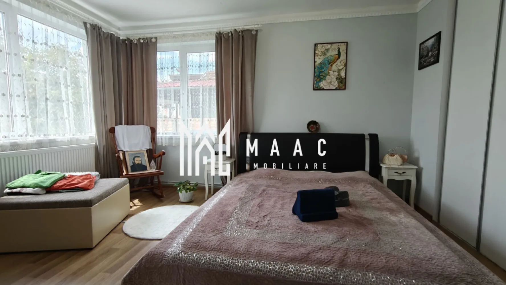 Vilă 7 camere I S+P+E I Teren 950mp I Terasă I Sub Arini - În inima Sibiului, ascunsă pe o stradă liniștită și însorită, se află o proprietate care îmbină eleganța clasică și confortul modern într-o armonie rar întâlnită. Aici, fiecare detaliu spune o poveste – de la scara flotantă din lemn masiv, la terasa generoasă unde diminețile încep cu miros de cafea și verdeață proaspătă. Mai presus de atât, o distanță de 45 m vă desparte de Parcul Sub Arini. 950 mp de teren cu spațiu verde generos. 172 mp utili parter + etaj + 47 mp subsol amenajat. Construcție solidă 1980, planșee din beton armat. Curent trifazic 380V, instalație electrică pe cupru. Orientare sud-estică – lumină naturală toată ziua. Vila se va achiziționa parțial mobilată. Compartimentare: Subsol: garaj transformat în loc de relaxare, utilat, cu grup sanitar, debara, cămară. Intrarea principală în holul parterului asigură acces către: living în două camere, birou, bucătărie cu ieșire pe terasa semi-închisă (52 mp) complet utilată, baie cu cadă. Etaj: 3 dormitoare (unul cu dressing), cameră de zi, baie cu duș, balcon cu vedere, acces către pod. Terasă acoperită, construcții auxiliare în limita îndepărtată a terenului, balansoar. Parcare acoperită, parcare deschisă cu acces separat și opțiunea garajului. Curte amenajată cu dale și zone verzi perfecte pentru joacă, grădinărit sau relaxare. 📞 Contactează-ne pentru detalii sau programarea unei vizionări și descoperă cum această proprietate poate deveni următorul tău cămin de familie sau o investiție solidă în inima Sibiului, specificând ID CP2678833. }}