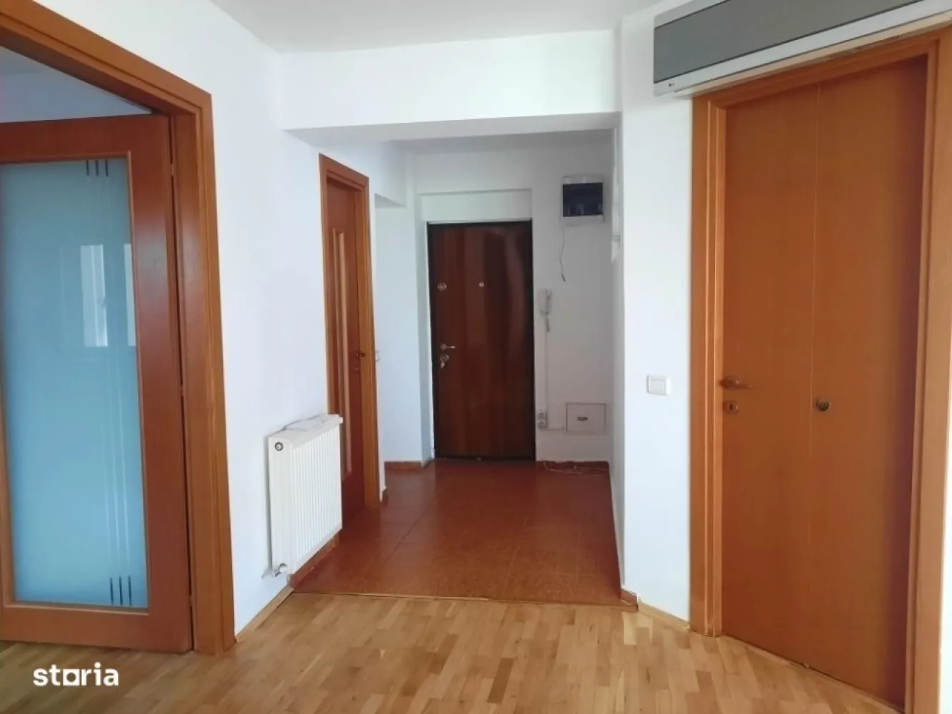 Duplex P+1 in bloc 2013 in Precupetii Vechi nr 65, 4 camere, curte - Pentru cei care cauta un duplex elegant si spatios, cu camere luminoase, intr-un imobil nou, cu conexiuni rapide (metrou, tramvaie, autobuze, etc) pe o strada cu circulatie auto redusa, acest apartament este alegerea ideala! Detalii: SUPRAFATA :  , 4 camere luminoase, bucatarie, 2 bai, grup sanitar, scara interioara, hol, curte proprie (24 mp) ; Centrala termica proprie,  aer conditionat, termopan, parchet, gresie, faianta, interfon; DESTINATIE: locuinta, birou, locuinta si birou, etc. Imobil civilizat.   In imediata apropiere sunt mijloace de transport in comun, statie de metrou, magazine, sucursale bancare, piata, restaurante, ambasade, institutii importante, etc. CONTACT: Moise Gabriel  TEL:   link video :