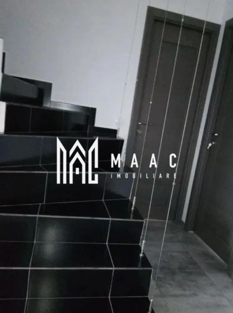 Apartament 4 camere | Etaj 1 | Balcon | 100MP | Arhitectilor - MAAC Imobiliare va prezinta un apartament 4 camere situat la etajul 1 in zona Arhitecților, Sibiu. Caracteristici: Etaj: 1 într-o vilă cu regim de înălțime P+1 În imobil sunt doar două apartamente Compartimentare: La parter: living open space cu bucătărie, un dormitor, terasa și spațiu de depozitare La etaj: 2 dormitoare, 2 băi, terasa și loc de parcare. Facilități și dotări: Centrală termică proprie cu calorifere Mobilat și utilat complet Loc de parcare inclus Localizare: Acces facil către școli, grădinițe, magazine și mijloace de transport. Pentru mai multe detalii precizati telefonic ca ati vazut anuntul cu ID: CP2677285 }}