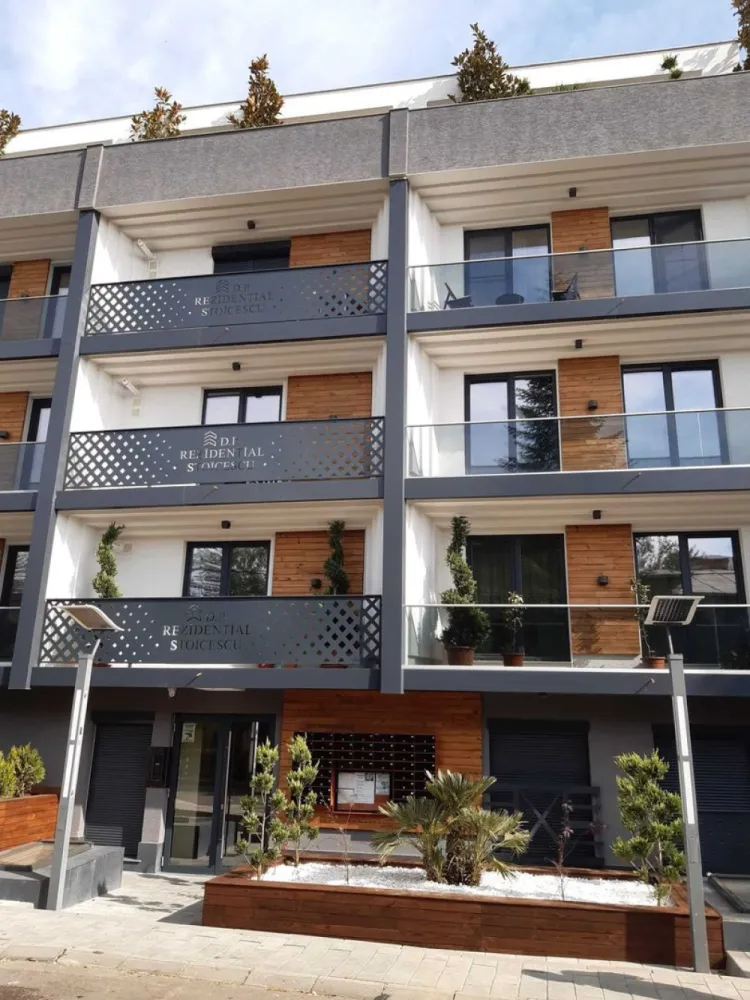 Apartament de lux in inima Copoului. - Proprietar, vând apartament cu 2 camere, cu suprafața de 50 metri pătrați, cu terasă însorită, la et. 3, într-un bloc nou, intabulat, cu doar 3 etaje, cu lift modern, in Rezidențial Stoicescu, in mijlocul celor mai frumoase spații verzi din Copou, vis-a-vis de Parcul Expoziției și Gradina botanică, mobilat cu mobilier de lux din lemn masiv și aparatură electrocasnică de înaltă tehnologie, cu încălzire in pardoseala, la S-E, într-o zona foarte liniștită și cu acces facil la toate mijloacele de transport in comun, supermarketuri, magazine de interes general, cafenele și restaurante.