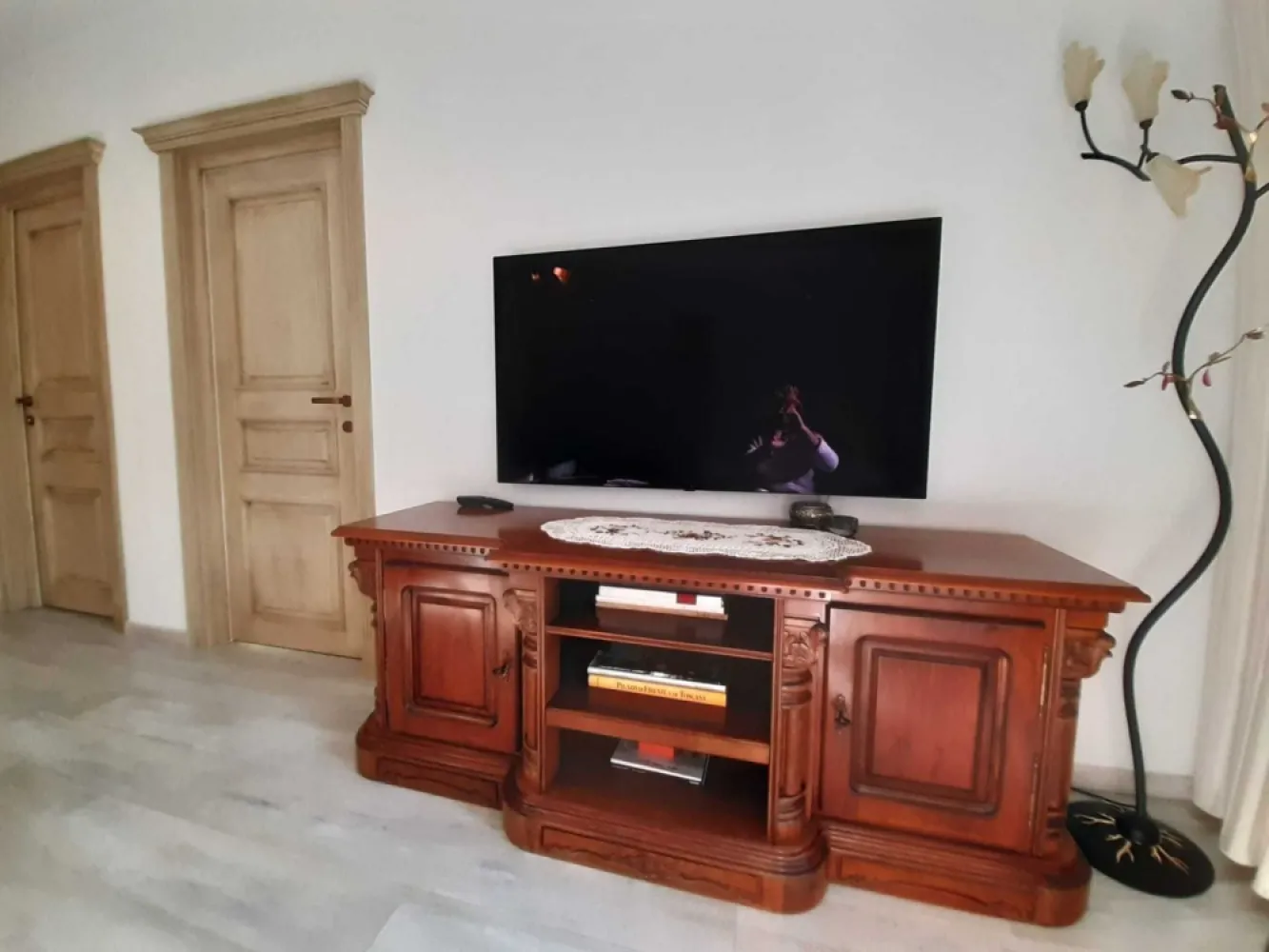 Apartament de lux in inima Copoului. - Proprietar, vând apartament cu 2 camere, cu suprafața de 50 metri pătrați, cu terasă însorită, la et. 3, într-un bloc nou, intabulat, cu doar 3 etaje, cu lift modern, in Rezidențial Stoicescu, in mijlocul celor mai frumoase spații verzi din Copou, vis-a-vis de Parcul Expoziției și Gradina botanică, mobilat cu mobilier de lux din lemn masiv și aparatură electrocasnică de înaltă tehnologie, cu încălzire in pardoseala, la S-E, într-o zona foarte liniștită și cu acces facil la toate mijloacele de transport in comun, supermarketuri, magazine de interes general, cafenele și restaurante.