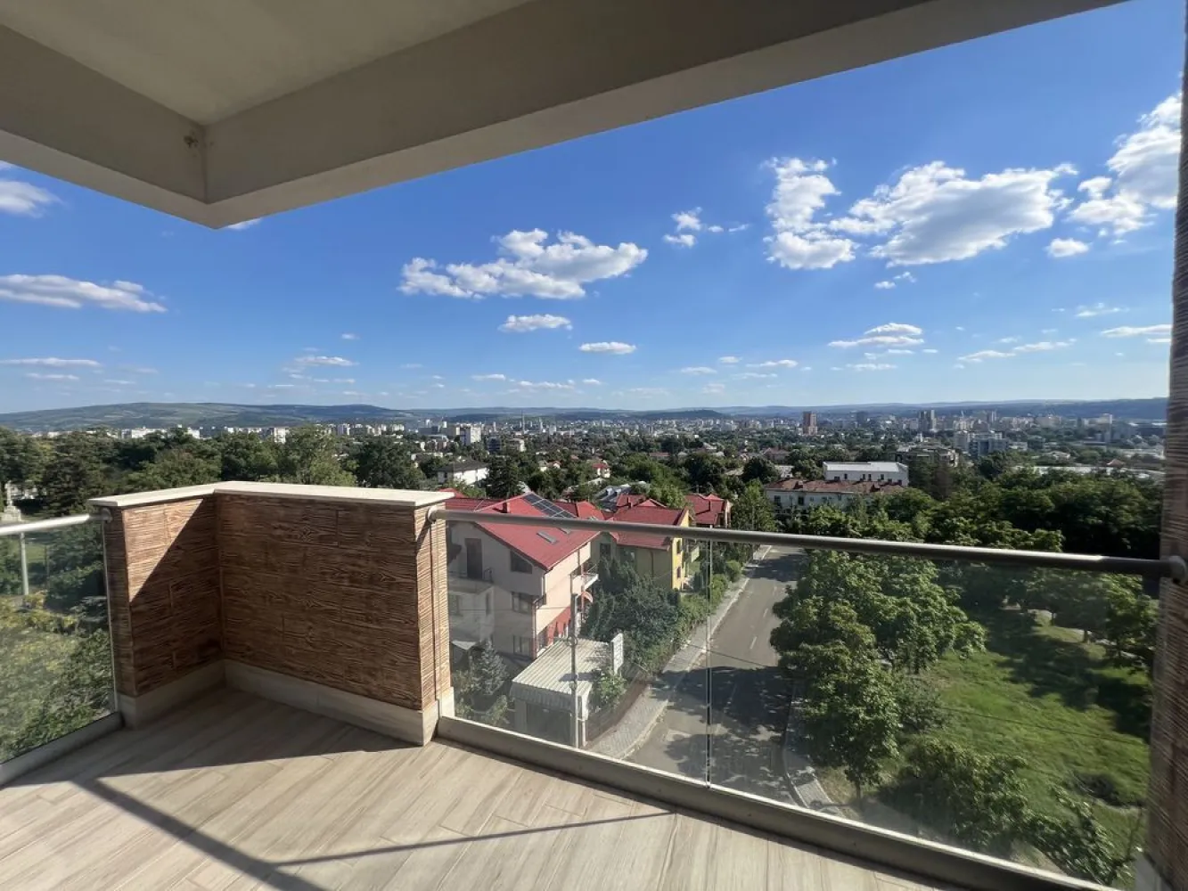 Ap 2 cam 71mp Et 4/5 Centru Vedere Panoramica Oras, Parcare inclusa. - Apartament 2 Camere - Centru - Vedere Panoramica asupra Orasului Iasi, Parcare inclusa. Mobilier si electrocasnice noi. Finisaje premium: marmura, parchet triplu Stratificat. Incalzire prin pardoseala TECE & aer conditionat Daikin. Zona linisita la 5 min de Palas Mall. Complexul este nou, dispune de lift, etaj 4/5, bloc mic, an constructie bloc 2022.