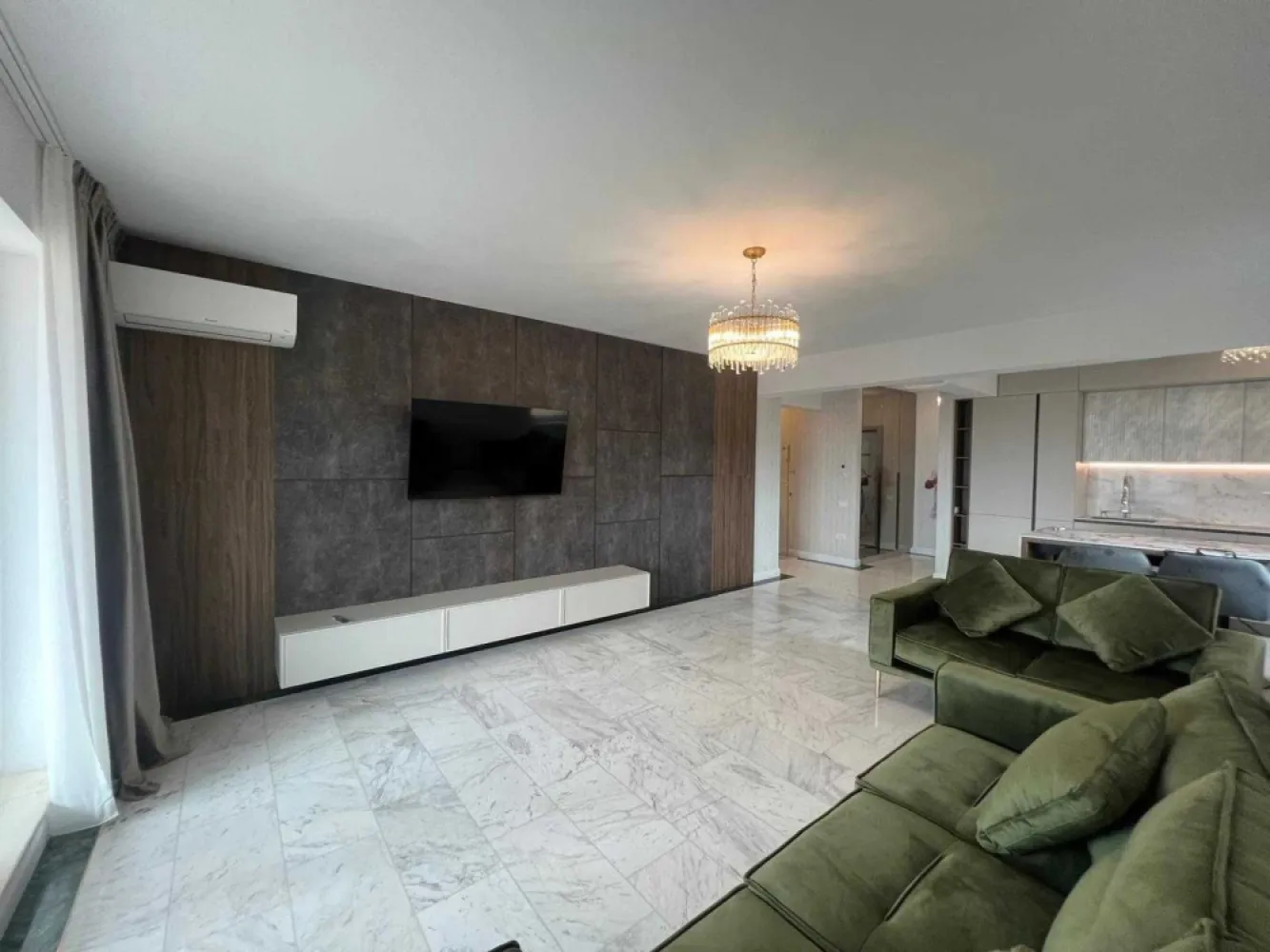 Ap 2 cam 71mp Et 4/5 Centru Vedere Panoramica Oras, Parcare inclusa. - Apartament 2 Camere - Centru - Vedere Panoramica asupra Orasului Iasi, Parcare inclusa. Mobilier si electrocasnice noi. Finisaje premium: marmura, parchet triplu Stratificat. Incalzire prin pardoseala TECE & aer conditionat Daikin. Zona linisita la 5 min de Palas Mall. Complexul este nou, dispune de lift, etaj 4/5, bloc mic, an constructie bloc 2022.