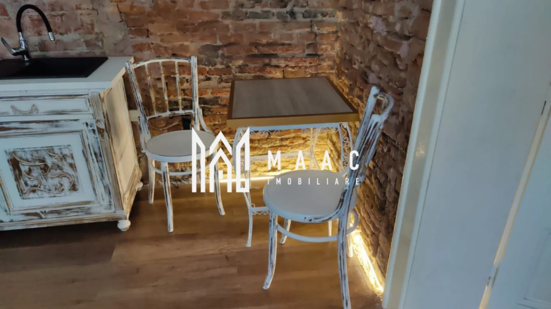 Apartament 2 camere I Centrala I Pretabil spatiu comercial - MAAC Imobiliare vă propune spre vânzare un apartament la casă situat în zona centrală, o proprietate potrivită pentru locuire sau investiție, datorită amplasării într-o zonă cu acces rapid către principalele puncte de interes ale orașului.

Apartamentul este poziționat la parter și are o suprafață utilă de 55 mp, fiind compartimentat eficient pentru a oferi confort și funcționalitate. Spațiile sunt bine delimitate, ceea ce permite o organizare practică a locuinței, fiind potrivit atât pentru locuire personală, cât și pentru închiriere pe termen lung.

Compartimentarea apartamentului este următoarea:
-dormitor
-living
-bucătărie
-baie

Locuința se predă la cheie, oferind viitorului proprietar posibilitatea de a se muta imediat sau de a valorifica proprietatea ca investiție într-o zonă centrală a orașului.

Amplasarea în zona centrală asigură acces rapid către magazine, instituții, transport public și alte facilități urbane, ceea ce face ca această proprietate să fie o opțiune atractivă pentru cei care își doresc să locuiască aproape de centrul orașului.

Pentru mai multe detalii, vă rugăm să menționați telefonic că ați văzut anunțul cu CP1458793.