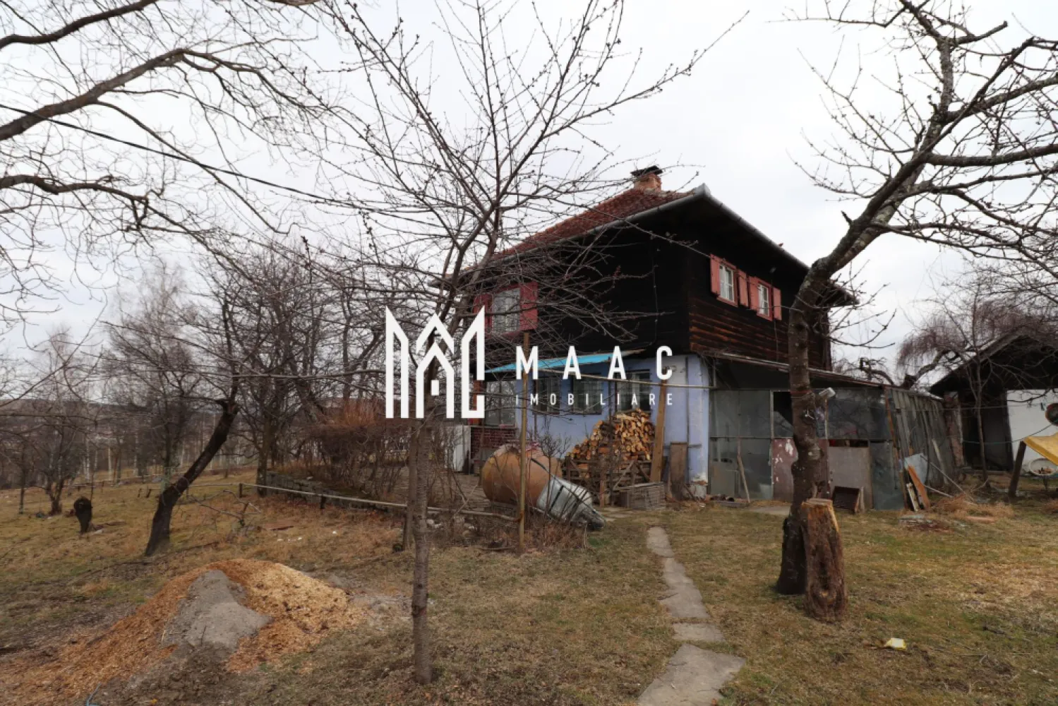 Casă individuală I 4 camere I teren 6000 mp I Cisnădie - MAAC Imobiliare propune spre vanzare o casă, cu atmosferă istorică, primitoare, insorită toată ziua, situată intr-o zonă liniștită din Cisnădie.

Terenul pe care este situată locuința are suprafața de 6000 mp, imprejmuiți cu gard, aferent casei se află un garaj și in spate o anexă, mare parte a terenului este populată de pomi fructiferi (cireși, vișini, meri, peri, pruni, nuci). 

 Suprafata de teren poate fi completata cu inca o portiune de 4080 mp pentru un pret negociabil stabilit la momentul achizitiei . 

Casa este structurată astfel:
-parter: living, bucătărie inchisă, wc de serviciu, hol, casa scări
-etaj: 3 camere decomandate, baie cu duș si geam, hol. 

Locuința are pivniță generoasă si terasă. 

Pentru mai multe informatii si vizionari precizati telefonic ca ati vazut anuntul cu ID: CP1442244