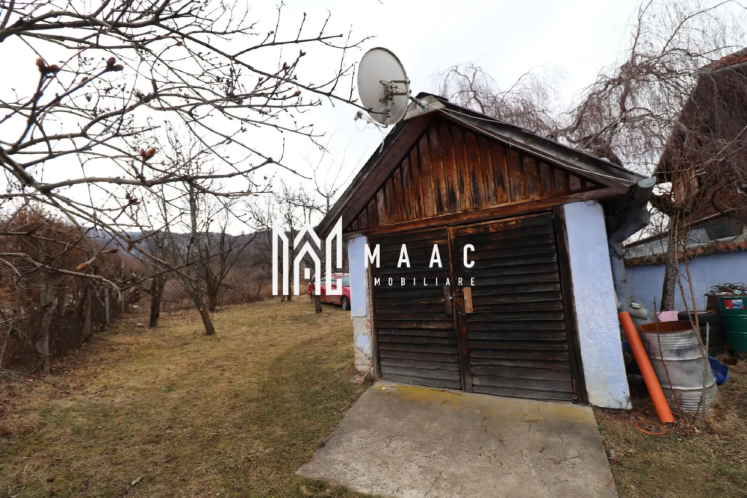 Casă individuală I 4 camere I teren 6000 mp I Cisnădie - MAAC Imobiliare propune spre vanzare o casă, cu atmosferă istorică, primitoare, insorită toată ziua, situată intr-o zonă liniștită din Cisnădie.

Terenul pe care este situată locuința are suprafața de 6000 mp, imprejmuiți cu gard, aferent casei se află un garaj și in spate o anexă, mare parte a terenului este populată de pomi fructiferi (cireși, vișini, meri, peri, pruni, nuci). 

 Suprafata de teren poate fi completata cu inca o portiune de 4080 mp pentru un pret negociabil stabilit la momentul achizitiei . 

Casa este structurată astfel:
-parter: living, bucătărie inchisă, wc de serviciu, hol, casa scări
-etaj: 3 camere decomandate, baie cu duș si geam, hol. 

Locuința are pivniță generoasă si terasă. 

Pentru mai multe informatii si vizionari precizati telefonic ca ati vazut anuntul cu ID: CP1442244