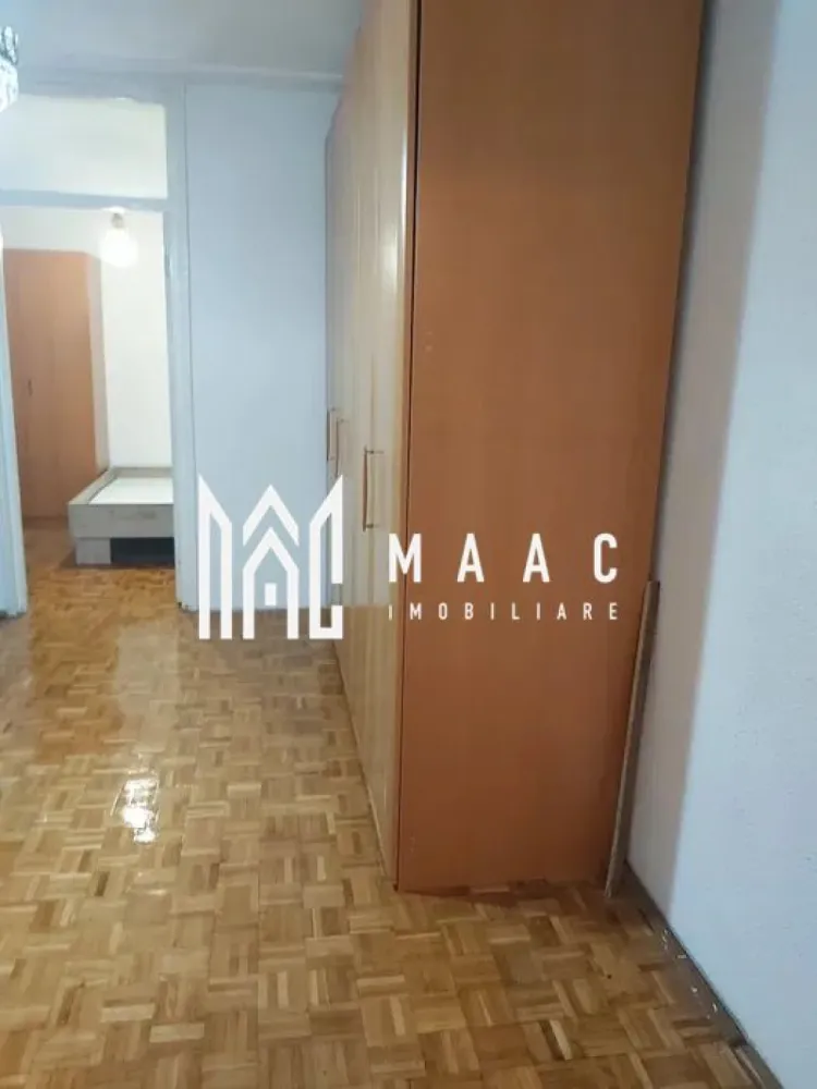 Apartement 2 camere I Balcon I Hipodrom 2 - MAAC Imobiliare vă propune spre vânzare un apartament confortabil de 2 camere, situat la etajul 4 al unui imobil cu 4 etaje, în Hipodrom 2, una dintre cele mai apreciate zone rezidențiale din Sibiu. Caracteristici principale: Compartimentare: hol, dormitor, living, bucătărie închisă, baie cu geam pentru aerisire naturală. Balcon închis, ideal pentru spațiu suplimentar sau zonă de relaxare ✔ Grădină proprie de 15 mp. ✔ Bloc izolat termic, asigurând confort și eficiență energetică ✔ Comunitate liniștită, perfectă pentru locuire pe termen lung Localizare și avantaje: Acces facil către centre comerciale, școli, grădinițe și alte facilități urbane Zonă bine conectată la mijloacele de transport în comun Ideal atât pentru locuire, cât și pentru investiție 📞 Pentru mai multe detalii și programarea unei vizionări, menționați telefonic ID-ul anunțului: CP3063921