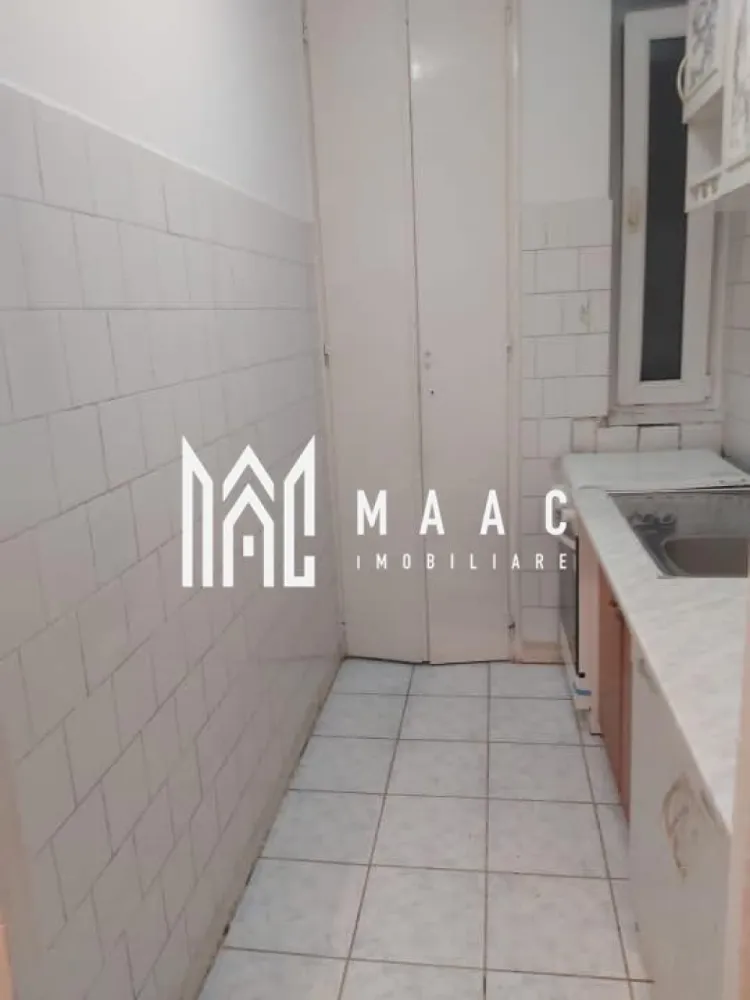 Apartement 2 camere I Balcon I Hipodrom 2 - MAAC Imobiliare vă propune spre vânzare un apartament confortabil de 2 camere, situat la etajul 4 al unui imobil cu 4 etaje, în Hipodrom 2, una dintre cele mai apreciate zone rezidențiale din Sibiu. Caracteristici principale: Compartimentare: hol, dormitor, living, bucătărie închisă, baie cu geam pentru aerisire naturală. Balcon închis, ideal pentru spațiu suplimentar sau zonă de relaxare ✔ Grădină proprie de 15 mp. ✔ Bloc izolat termic, asigurând confort și eficiență energetică ✔ Comunitate liniștită, perfectă pentru locuire pe termen lung Localizare și avantaje: Acces facil către centre comerciale, școli, grădinițe și alte facilități urbane Zonă bine conectată la mijloacele de transport în comun Ideal atât pentru locuire, cât și pentru investiție 📞 Pentru mai multe detalii și programarea unei vizionări, menționați telefonic ID-ul anunțului: CP3063921