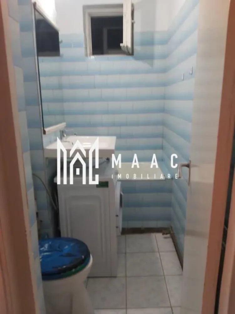 Apartement 2 camere I Balcon I Hipodrom 2 - MAAC Imobiliare vă propune spre vânzare un apartament confortabil de 2 camere, situat la etajul 4 al unui imobil cu 4 etaje, în Hipodrom 2, una dintre cele mai apreciate zone rezidențiale din Sibiu. Caracteristici principale: Compartimentare: hol, dormitor, living, bucătărie închisă, baie cu geam pentru aerisire naturală. Balcon închis, ideal pentru spațiu suplimentar sau zonă de relaxare ✔ Grădină proprie de 15 mp. ✔ Bloc izolat termic, asigurând confort și eficiență energetică ✔ Comunitate liniștită, perfectă pentru locuire pe termen lung Localizare și avantaje: Acces facil către centre comerciale, școli, grădinițe și alte facilități urbane Zonă bine conectată la mijloacele de transport în comun Ideal atât pentru locuire, cât și pentru investiție 📞 Pentru mai multe detalii și programarea unei vizionări, menționați telefonic ID-ul anunțului: CP3063921