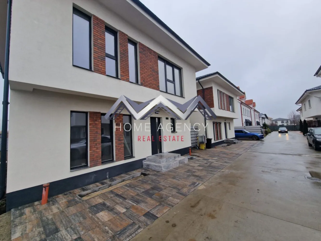Casă single P+1+Pod în Otopeni - Vă propunem, spre vânzare, o locuință modernă, situată într-una dintre cele mai căutate zone din Otopeni. Proprietatea combină arhitectura contemporană cu o compartimentare eficientă, concepută pentru familii care apreciază calitatea, confortul și intimitatea. Zona de zi include un living generos și luminos, cu spațiu ideal pentru socializare. Bucătăria open-space, cu posibilitate de închidere, beneficiază de acces direct spre terasă și grădină. Tot la parter se află o cameră versatilă, ce poate fi amenajată pentru un birou sau dormitor de oaspeți, precum și un grup sanitar. Etajul este destinat odihnei. Dormitorul matrimonial, cu baie proprie și dressing, este însoțit de două dormitoare spațioase, deservite de o baie secundară modernă. De la acest nivel se face accesul spre pod, amenajat pentru depozitare, oferind soluții practice pentru organizarea locuinței. Dotări și facilități: - Finisaje premium - Centrală proprie, încălzire prin pardoseală - Racordare completă la utilitățile publice: apă, canalizare, gaz și electricitate - Acces rapid spre școli, grădinițe, centre comerciale, magazine, restaurante, precum și conexiuni rapide spre București și Aeroportul Internațional Henri Coandă. Această proprietate oferă un echilibru ideal între liniștea unei zone rezidențiale și accesul facil la principalele zone de interes urban. Pentru mai multe detalii sau pentru programarea unei vizionări, vă rugăm să ne contactați la numărul de telefon din anunț.
