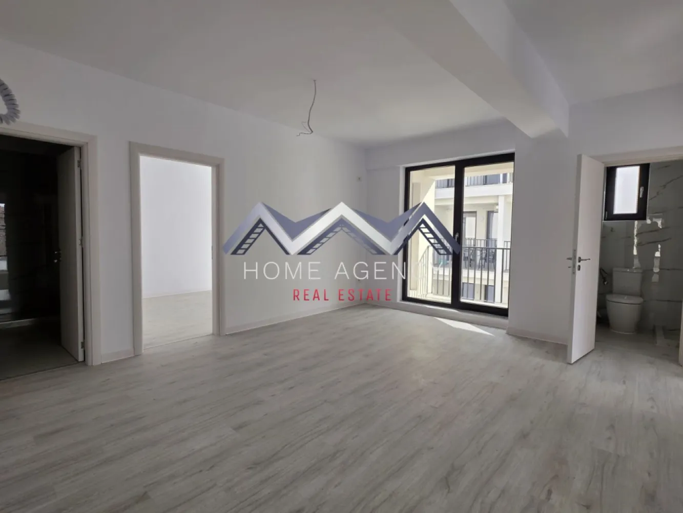 Apartament 3 camere Otopeni | achiziție direct de la dezvoltator - Achiziție direct de la dezvoltator | comision 0 Vă propunem, spre vânzare, mai multe apartamente cu 3 camere, parte dintr-un ansamblu rezidențial nou situat central in Otopeni, cu acces pietonal facil către magazine, restaurante, școală/grădinițe, bănci, Primărie, piață, farmacii, viitoarea stație de metrou, precum și către toate arterele principale (DN1, Centură, Autostradă), Aeroport etc. Ansamblul rezidențial este compus din 8 blocuri de locuințe moderne, cu regim mic de înălțime D (parcare subterană)+P+2+M, construite cu materiale de cea mai bună calitate. Accesul în complex este supravegheat video, cu barieră securizată, și va include spații verzi. Structura blocurilor este din beton armat, pereții interiori, exteriori și de compartimentare sunt construiți din cărămidă, iar fațadele sunt izolate corespunzător cu polistiren expandat. Apartamentul se predă "la gata", dotat cu centrală termică proprie, încălzire prin pardoseală, ușă metalică, tâmplărie PVC, geamuri Salamander termopan gri antracit, contorizat individual și racordat la toate utilitățile (apă, curent, gaz, canalizare, cablu TV, internet). Finisajele interioare sunt incluse în costul apartamentului și constau în faianță, gresie, parchet și baie complet utilată modern. Prețul afișat include TVA și 1 loc de parcare subteran. Disponibilitate imediată sau câteva luni, în funcție de fază construcției. Dacă aveți o proprietate de vânzare/închiriere sau sunteți interesați de o proprietate aflată în portofoliul agenției noastre, vă rugăm să ne contactați la numărul de telefon din anunț sau pe adresa de email contact@homeagency.ro.
