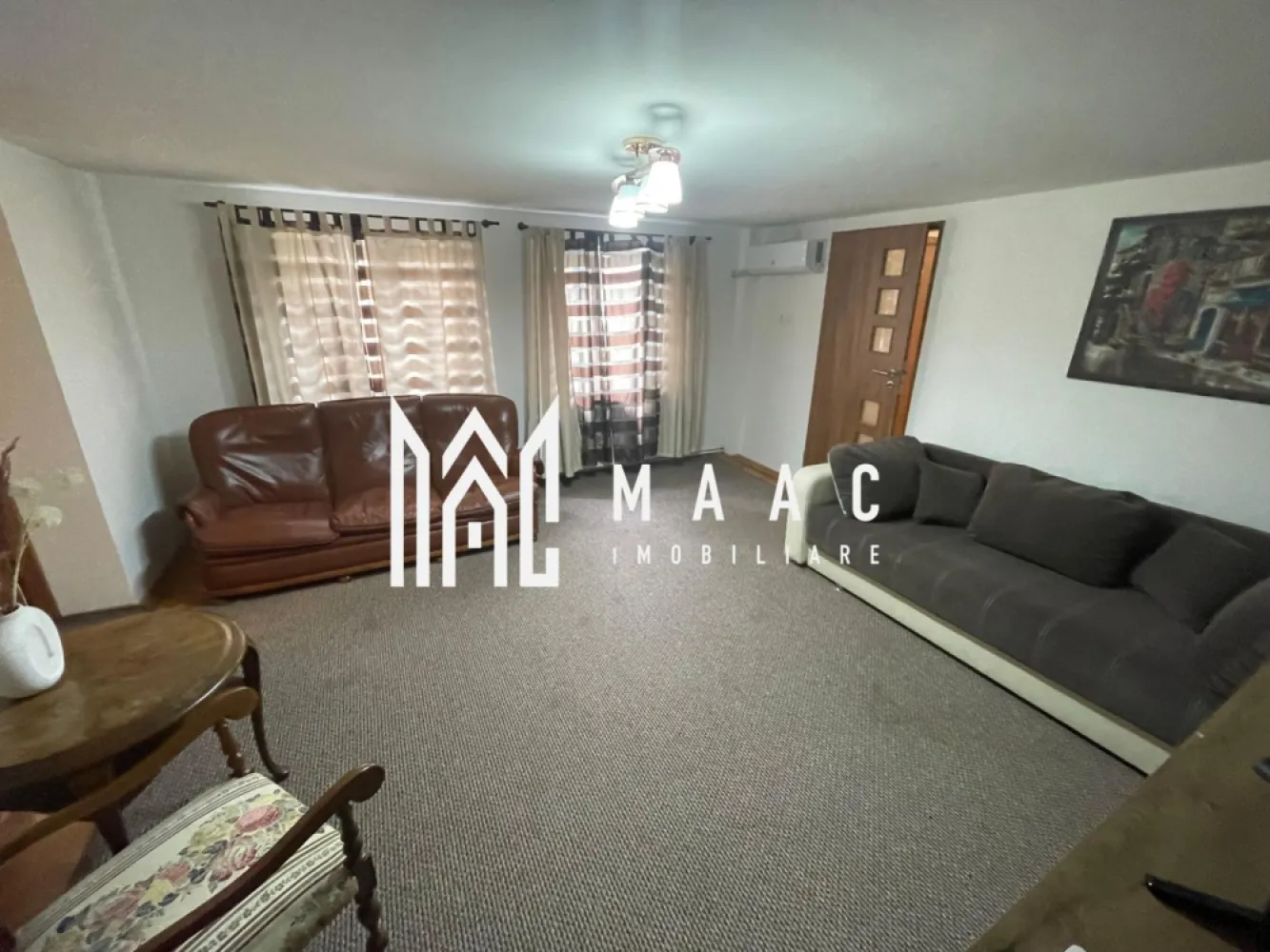 Apartament 2 camere | Ultracentral I Mobilat complet I Lângă Piața Mare - MAAC Imobiliare vă propune spre închiriere un apartament cu 2 camere, situat ultracentral, chiar lângă Piața Mare, într-o zonă deosebit de apreciată pentru accesibilitate și farmecul arhitectural specific centrului istoric. Locuința este poziționată la etajul 1 al unei clădiri cu curte comună, beneficiind de terasă și spațiu de depozitare. Suprafața utilă este de 42 mp, compartimentată astfel: Living luminos Dormitor confortabil Bucătărie separată, complet utilată Baie cu cabină de duș Apartamentul se închiriază complet mobilat și utilat, exact ca în fotografii. Este foarte călduros pe timp de iarnă, având facturi mici la întreținere, iar pentru sezonul cald este dotat cu aer condiționat. Important: Nu se acceptă animale de companie. Avantaje cheie: Locație excelentă, lângă Piața Mare Acces imediat la restaurante, cafenele, transport public, instituții culturale Terasă și spațiu de depozitare Mobilier și electrocasnice incluse Ideal pentru persoane singure sau cupluri Disponibil pentru mutare imediată. Pentru detalii suplimentare, planuri, consultanță sau programarea unei vizionări, te rugăm să ne contactezi si sa specifici CP2672844. }}