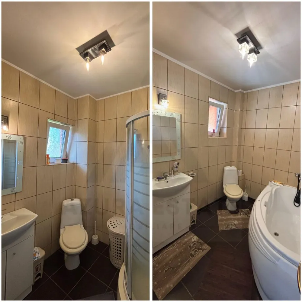 Casă P+M de vânzare în Șelimbăr – 3 dormitoare-curte proprie - Azura Estate vă propune spre vânzare o casă situată în Șelimbăr, într-o zonă liniștită și accesibilă, ideală pentru locuit. 📐 Detalii generale: Suprafață utilă: 132,2 mp Suprafață construită desfășurată: 170 mp Amprentă la sol: 80,8 mp Regim de înălțime: Parter + Mansardă An construcție: 2009 Stadiu: Finalizată Acoperiș: Țiglă 🏠 Compartimentare: 🔹 Parter: Living spațios – 38,1 mp Bucătărie – 13,9 mp Baie – 3,9 mp Hol + casa scării – 9,5 mp Intrare – 1,7 mp Terasă – 7,3 mp Platformă garaj – 20,3 mp 🔹 Mansardă: 3 dormitoare (13 mp / 13,5 mp / 23,5 mp) Baie – 5,1 mp Hol – 10,1 mp 2 balcoane (4 mp și 5,2 mp) 🌿 Alte detalii: Casă bine compartimentată, ideală pentru familie Curte proprie Zonă liniștită, cu acces rapid către Sibiu 🏡 Compartimentare totală: 4 camere (3 dormitoare + living) 2 băi bucătărie separată terase și balcoane Proprietatea dispune de un teren în suprafață de 300 mp, cu o amprentă a casei de 80 mp, la care se adaugă și anexele. Casa este construită integral din cărămidă și beneficiază de izolație exterioară cu polistiren de 10 cm, conform standardelor uzuale din perioada în care a fost edificată, în anul 2009. Încălzirea se realizează pe gaz, prin calorifere, iar locuința are un randament energetic foarte bun, aspect susținut și de facturile de consum. De exemplu, pentru luna ianuarie, costul la gaz a fost de 680 lei. Imobilul se vinde mobilat și utilat complet, cu excepția unor obiecte personale, precum: patul de masaj, elementele decorative din living, televizorul din dormitor și alte câteva obiecte personale. Un alt avantaj important este zona foarte liniștită, cu vecini de calitate, ceea ce face proprietatea potrivită atât pentru locuit, cât și pentru o familie care își dorește confort și intimitate. 💡 Ideală pentru locuință permanentă sau investiție. Pentru mai multe detalii, nu ezitați să ne contactați.