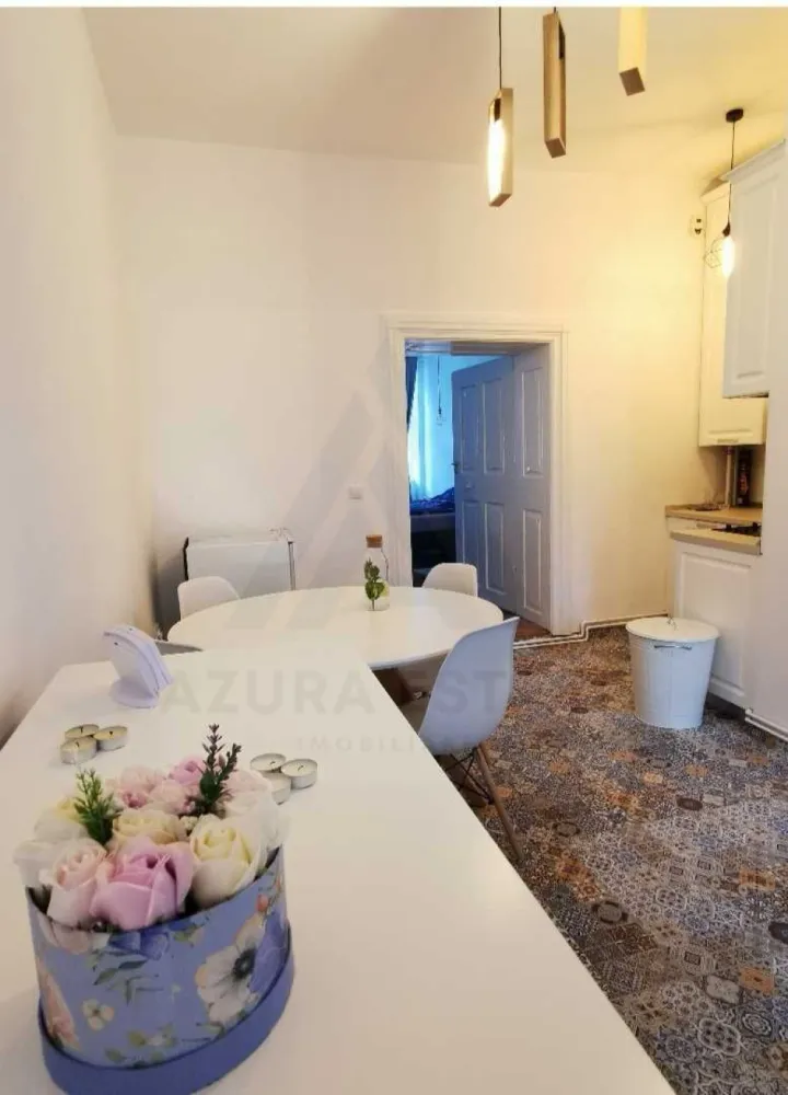 Studio modern 55 mp utili etaj 1 baie cu fereastra in zona Centrala - Agenția imobiliara Azura Estate va propune spre închiriere un studio, cu o suprafață utilă de 55 mp utili, compus din zonă de dormit, living cu bucătărie deschisă și baie cu geam de aerisire, situat la etajul 1, în zona centrală din Sibiu. 📍 Zona centrală este recunoscută pentru accesul rapid către principalele puncte de interes ale orașului. În apropiere se regăsesc școli, grădinițe, restaurante, magazine, instituții și mijloace de transport în comun. 🌳 Zona oferă acces facil către centrul istoric și către arterele principale ale orașului. 🏡 Caracteristici si compartimentare: Living cu bucătărie open space Dormitor matrimonial Baie dotată cu geam pentru aerisire naturală Etaj 1 – acces facil ✨ Dotări și avantaje: 🔥Centrală termică proprie 🪑 Mobilat și utilat complet 🏡 Spațiu luminos și eficient compartimentat 💶 Prețul de închiriere este de 450 euro/lună! Se percepe o garanție echivalentă cu valoarea unei luni de chirie.