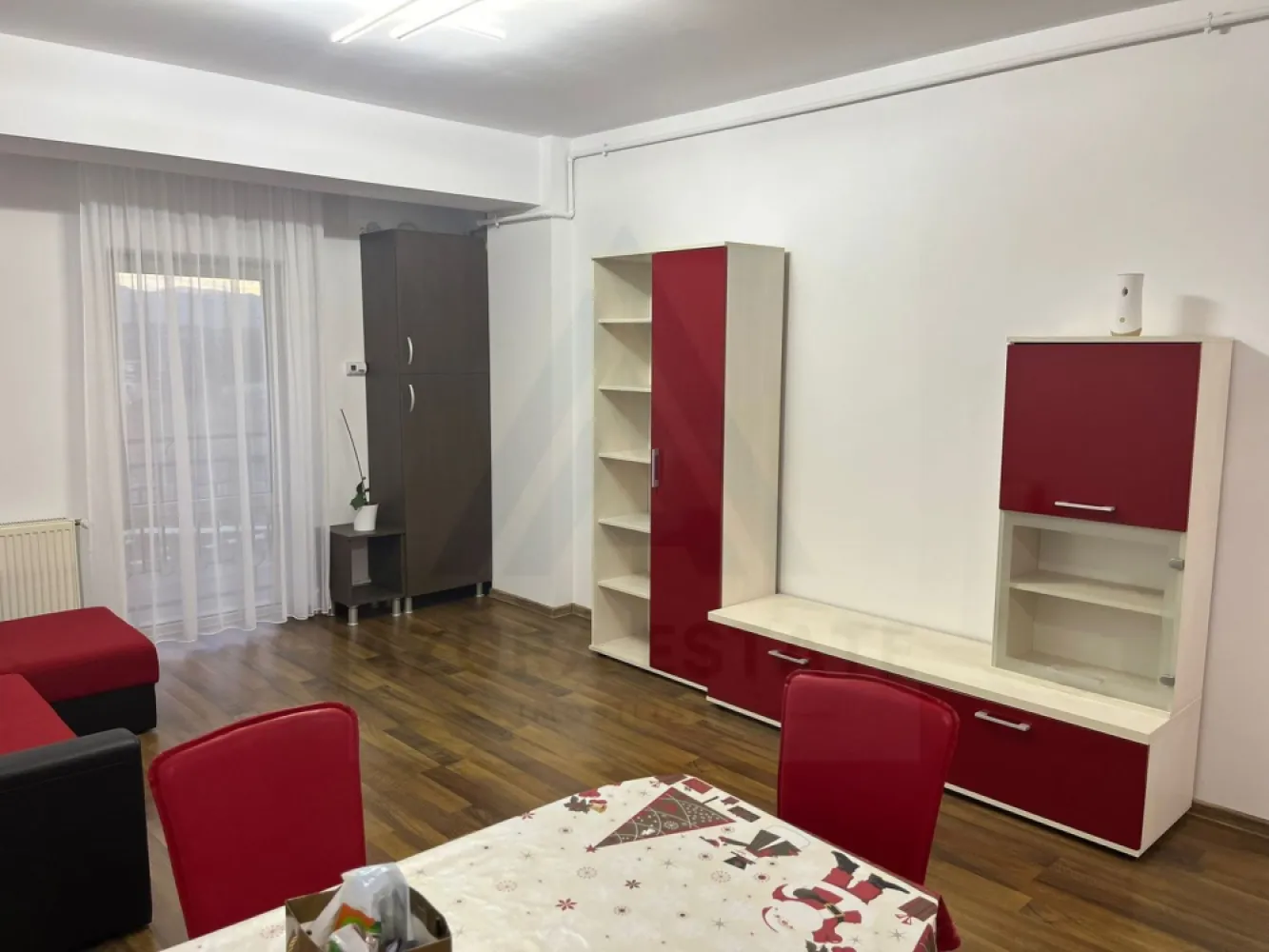 Apartament 2 camere 48 mp utili Etaj 2/6 lift zona Turnisor - 🏡Agentia imobiliara Azura Estate va propune spre inchiriere un apartament modern cu 2 camere, cu o suprafata utila de 48 mp, situat la etajul 2 din 6, intr-un imobil cu lift, in zona Turnisor. Zona Turnisor este o zona linistita si bine conectata, oferind acces rapid catre centrul orasului si principalele puncte de interes. • Apartament cu 2 camere • Suprafata utila 48 mp • Orientare sudica – lumina naturala pe tot parcursul zilei • Complet mobilat si utilat • Se inchiriaza exact ca in fotografii • Etaj 2 din 6 • Bloc dotat cu lift • Renovat complet in anul 2023 • Clasa energetica B • Loc de parcare privat • Acces securizat cu bariera • Proximitati si avantaje: • Acces facil catre oras • Transport public • Magazine si servicii in apropiere Pentru mai multe detalii si programarea unei vizionari, nu ezitati sa ne contactati!