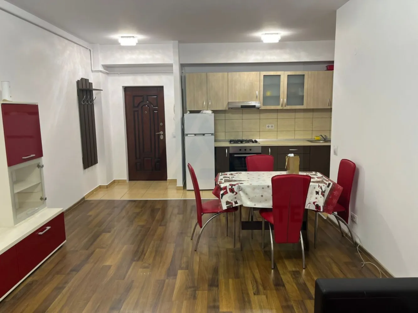 Apartament 2 camere 48 mp utili Etaj 2/6 lift zona Turnisor - 🏡Agentia imobiliara Azura Estate va propune spre inchiriere un apartament modern cu 2 camere, cu o suprafata utila de 48 mp, situat la etajul 2 din 6, intr-un imobil cu lift, in zona Turnisor. Zona Turnisor este o zona linistita si bine conectata, oferind acces rapid catre centrul orasului si principalele puncte de interes. • Apartament cu 2 camere • Suprafata utila 48 mp • Orientare sudica – lumina naturala pe tot parcursul zilei • Complet mobilat si utilat • Se inchiriaza exact ca in fotografii • Etaj 2 din 6 • Bloc dotat cu lift • Renovat complet in anul 2023 • Clasa energetica B • Loc de parcare privat • Acces securizat cu bariera • Proximitati si avantaje: • Acces facil catre oras • Transport public • Magazine si servicii in apropiere Pentru mai multe detalii si programarea unei vizionari, nu ezitati sa ne contactati!