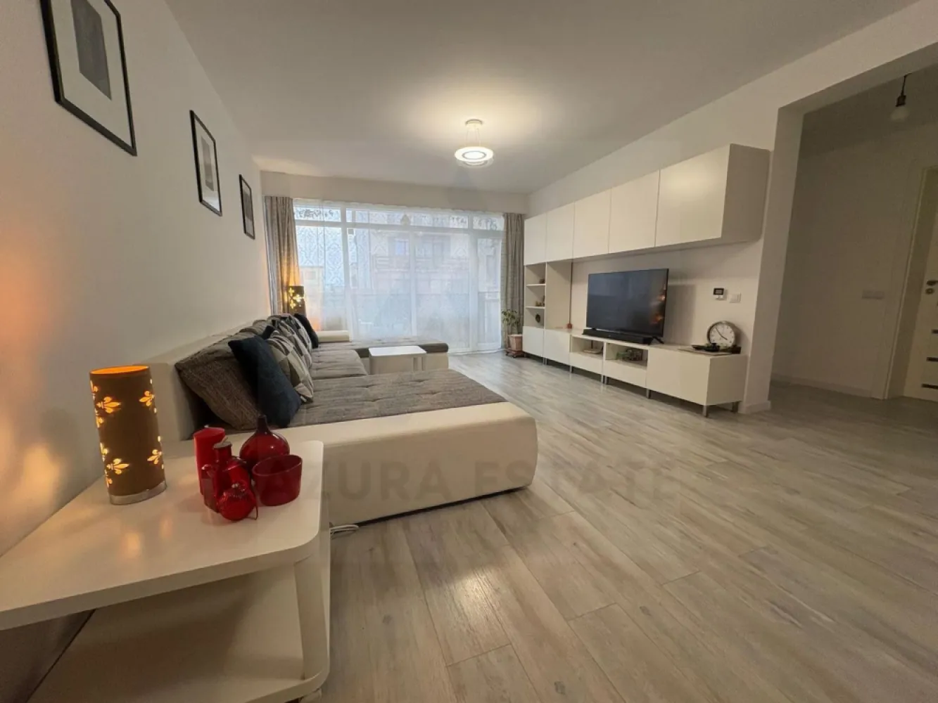 Apartament modern 3 camere 83 mp utili 2 băi parcare zona Șelimbăr - Agenția imobiliara Azura Estate va propune spre vânzare un apartament cu 3 camere, cu o suprafață utilă de 83 mp utili, compus din living, 2 dormitoare, bucătărie, 2 băi (una cu cadă și una cu duș) și balcon de 12,7 mp, situat la parter, în zona Șelimbăr din Sibiu. 📍 Zona Șelimbăr este recunoscută pentru dezvoltarea rezidențială modernă și accesul rapid către oraș. În apropiere se regăsesc magazine, școli, grădinițe, centre comerciale și mijloace de transport în comun. 🌳 Zona oferă acces facil către principalele artere și către zonele comerciale importante. 🏡 Caracteristici si compartimentare: Living spațios, cu acces direct către balcon Bucătărie Dormitor matrimonial Dormitor secundar potrivit pentru copil sau birou 2 băi, una dotata cu cada si una cu cabina de dus Balcon – 12,7 mp, acces din living Grădină amenajată – poziționată în fața balconului Parter – acces facil Loc de parcare – inclus ✨ Dotări și avantaje: 🔥 Încălzire în pardoseală 🏡 Spațiu generos și compartimentare practică 🌿 Zonă liniștită, ideală pentru locuit 💶 Prețul de vânzare este de 169.000 euro!