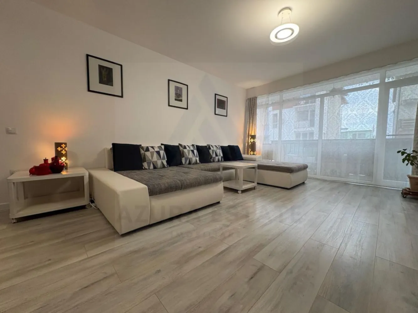 Apartament modern 3 camere 83 mp utili 2 băi parcare zona Șelimbăr - Agenția imobiliara Azura Estate va propune spre vânzare un apartament cu 3 camere, cu o suprafață utilă de 83 mp utili, compus din living, 2 dormitoare, bucătărie, 2 băi (una cu cadă și una cu duș) și balcon de 12,7 mp, situat la parter, în zona Șelimbăr din Sibiu. 📍 Zona Șelimbăr este recunoscută pentru dezvoltarea rezidențială modernă și accesul rapid către oraș. În apropiere se regăsesc magazine, școli, grădinițe, centre comerciale și mijloace de transport în comun. 🌳 Zona oferă acces facil către principalele artere și către zonele comerciale importante. 🏡 Caracteristici si compartimentare: Living spațios, cu acces direct către balcon Bucătărie Dormitor matrimonial Dormitor secundar potrivit pentru copil sau birou 2 băi, una dotata cu cada si una cu cabina de dus Balcon – 12,7 mp, acces din living Grădină amenajată – poziționată în fața balconului Parter – acces facil Loc de parcare – inclus ✨ Dotări și avantaje: 🔥 Încălzire în pardoseală 🏡 Spațiu generos și compartimentare practică 🌿 Zonă liniștită, ideală pentru locuit 💶 Prețul de vânzare este de 169.000 euro!